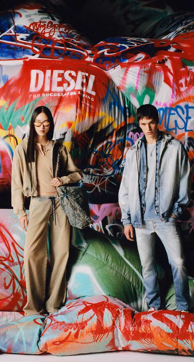 Deux personnes portent des ensembles en denim des nouveautés de Diesel, collection automne-hiver 2025