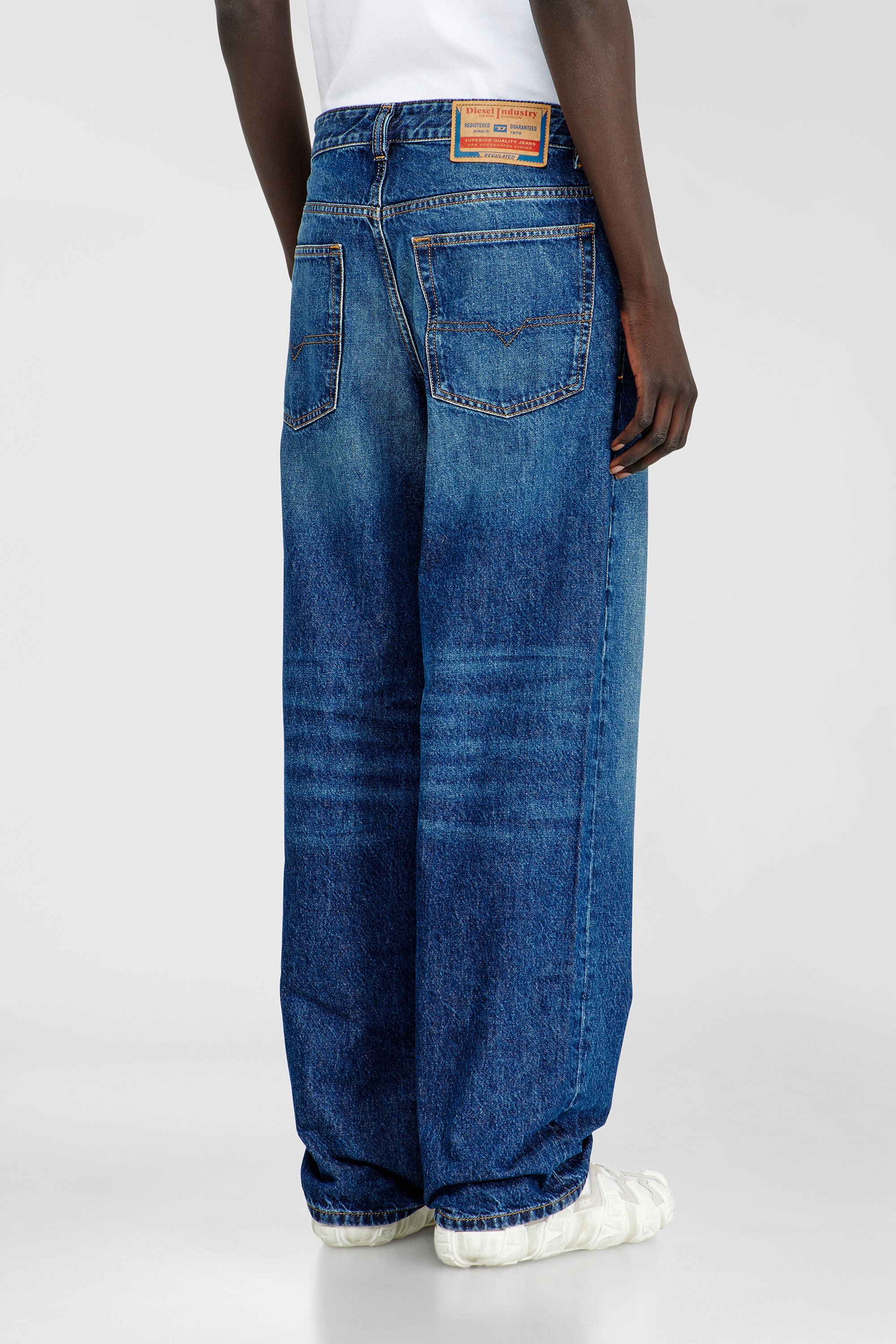 Men's Relaxed Jeans | Low Waist 2001 D-MacroMedium blue | Diesel US