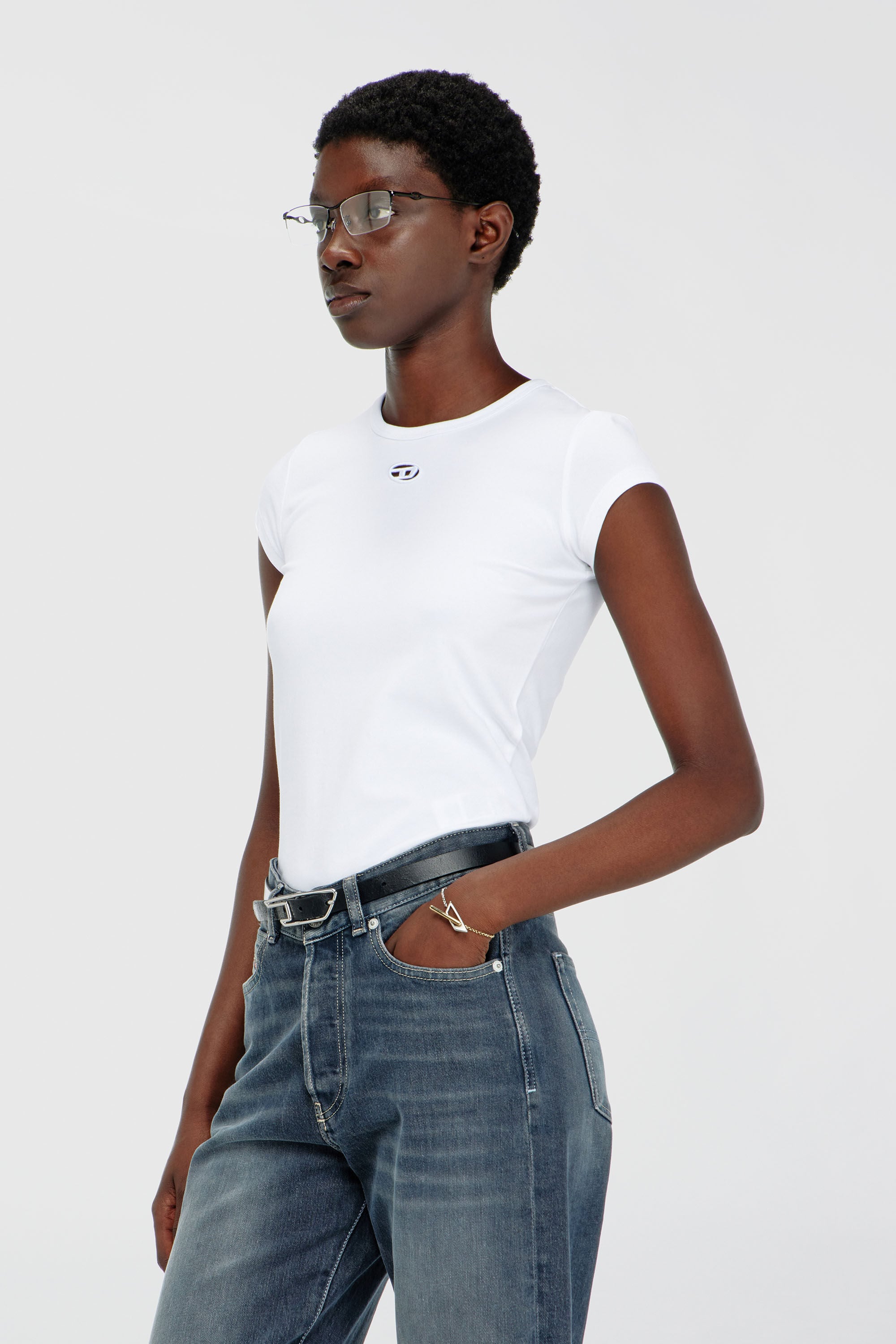 Diesel - T-ANGIE-OD, Camiseta con logotipo bordado con abertura Mujer in Blanco - 3