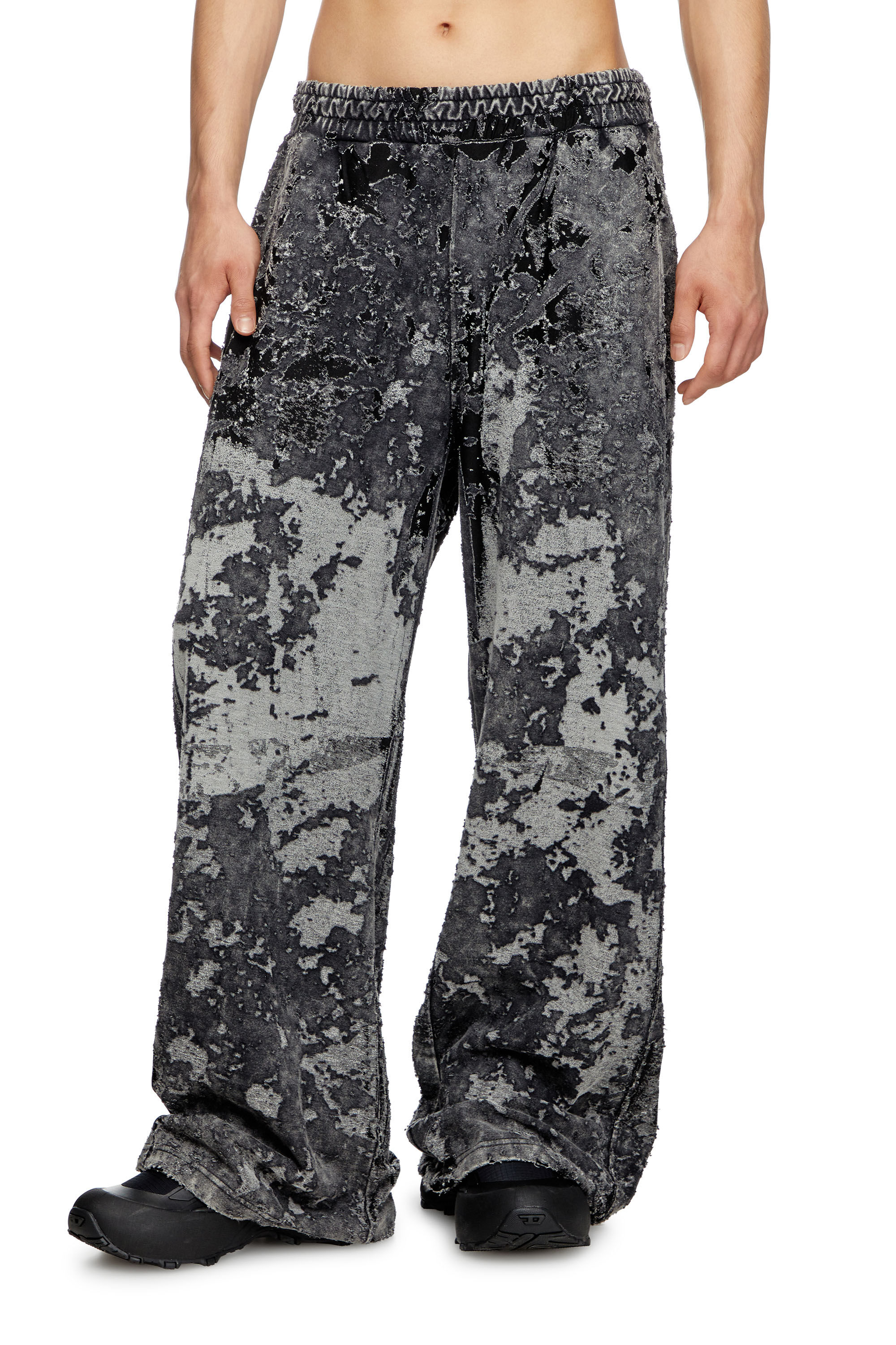 Diesel - P-MARTIS-SHOW, Pantalon de survêtement dévoré avec effet camouflage Homme in Noir - 3