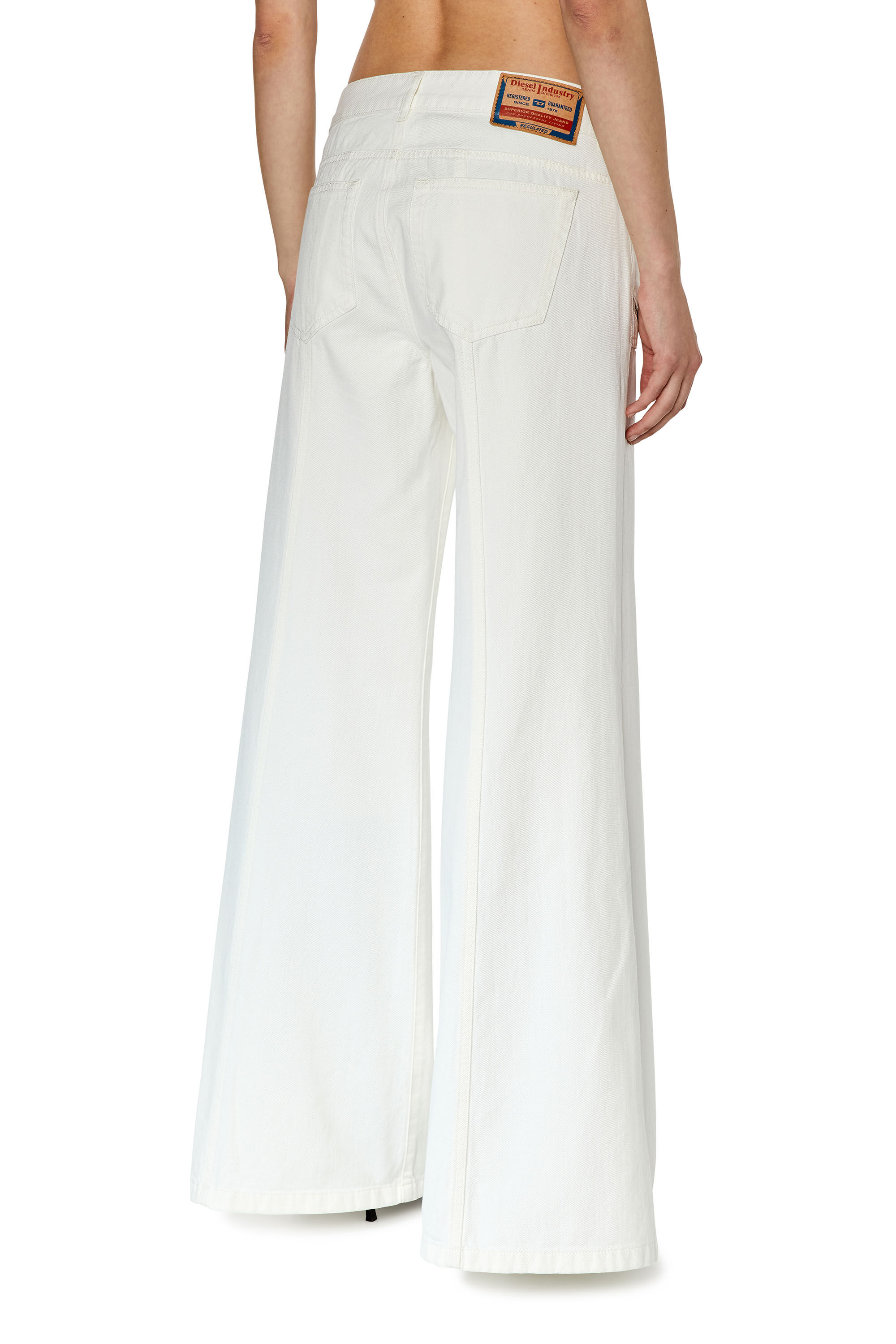 Diesel - Flare Jeans D-Akii 068JQ Femme, Blanc - Image 4