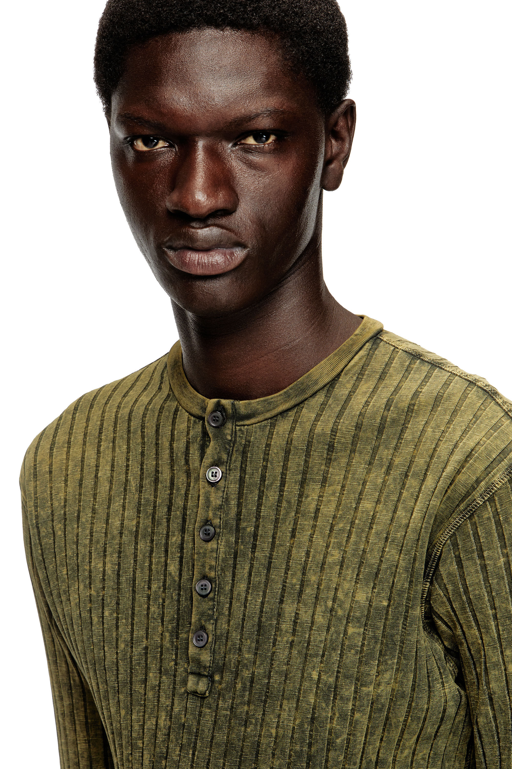 Diesel - T-ALLY, Haut Henley en jersey côtelé large traité Homme in Vert - 4