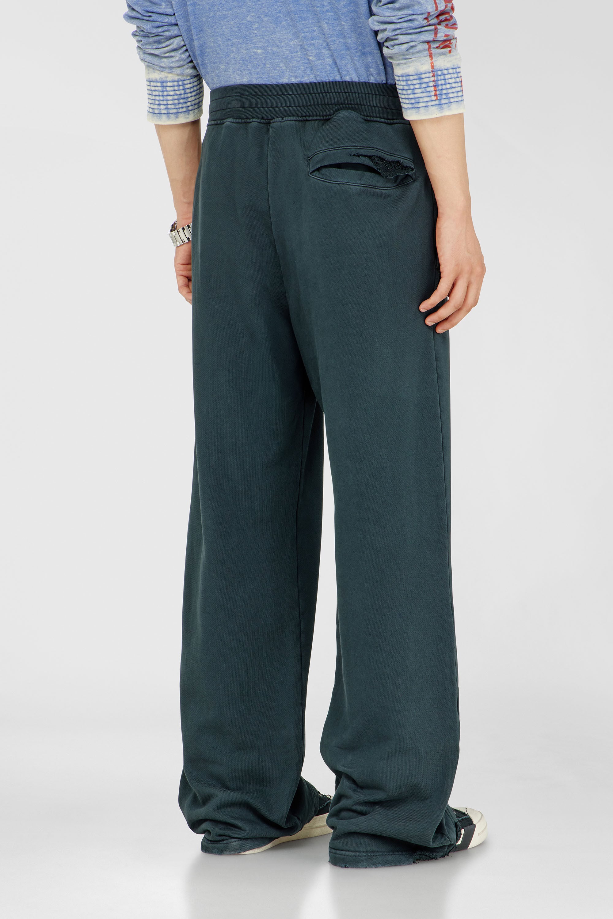 Diesel - P-MARTAINS-CRYSTALS, Pantalon de surv&ecirc;tement effet us&eacute; avec d&eacute;tails en cristal Homme in Vert - 4