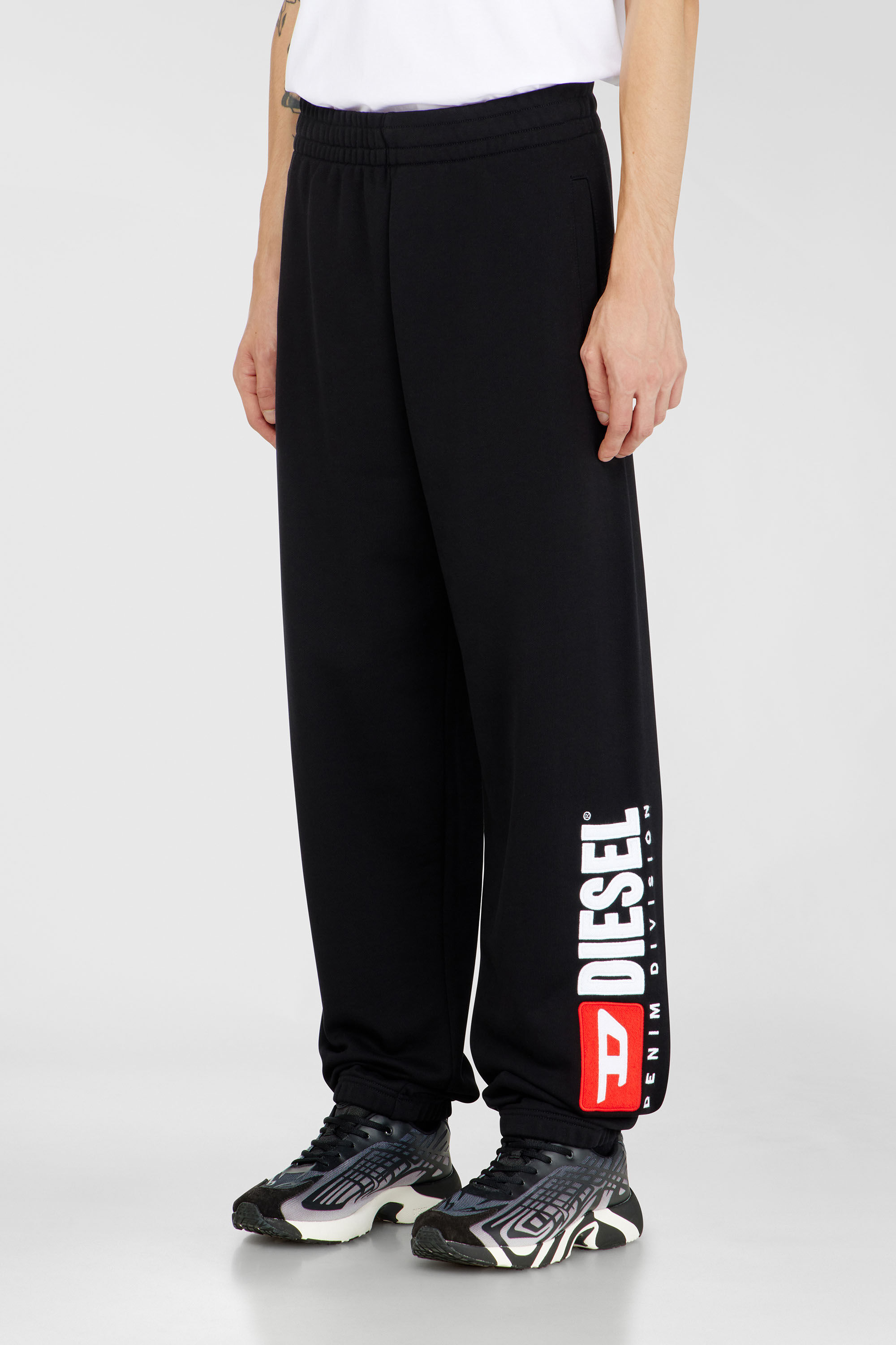 Men's Cotton pants with Diesel patch | Black | Diesel US