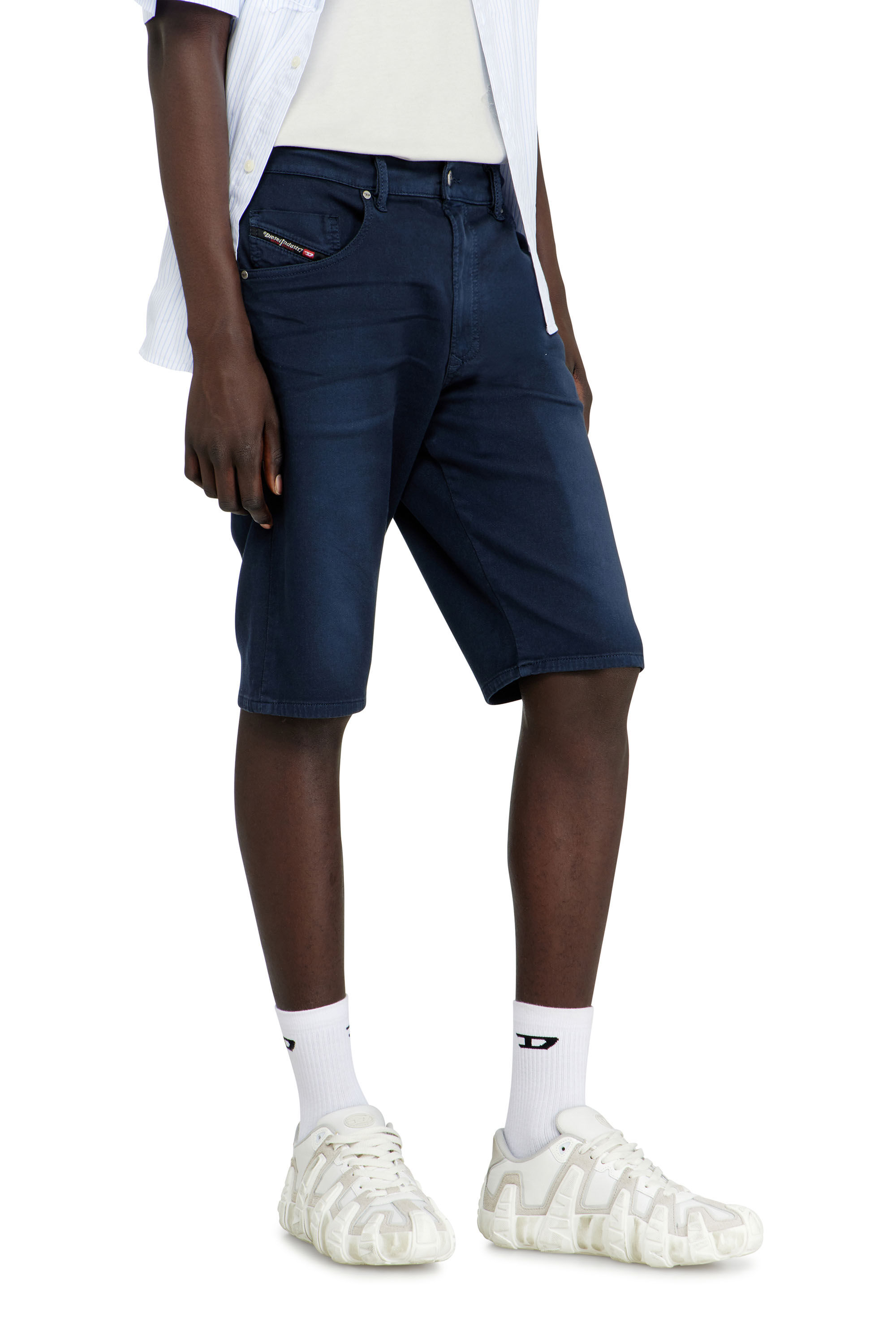 Diesel - 2033 D-KROOLEY-SHORT-BW JOGG, Short slim en denim color&eacute; Homme in Bleu - 5