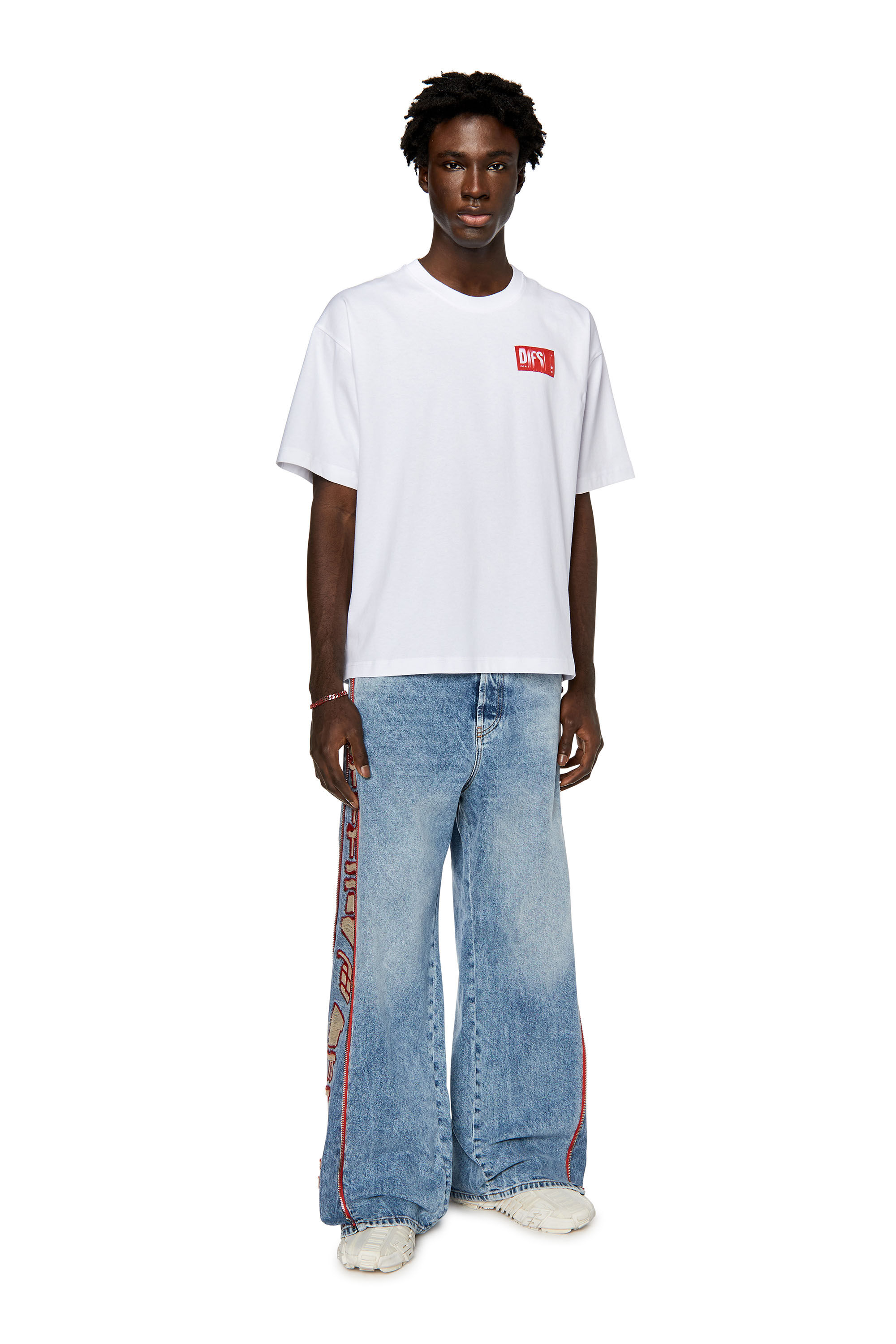 Diesel - T-NLABEL, T-shirt avec empiècement à logo effiloché Homme in Blanc - 1