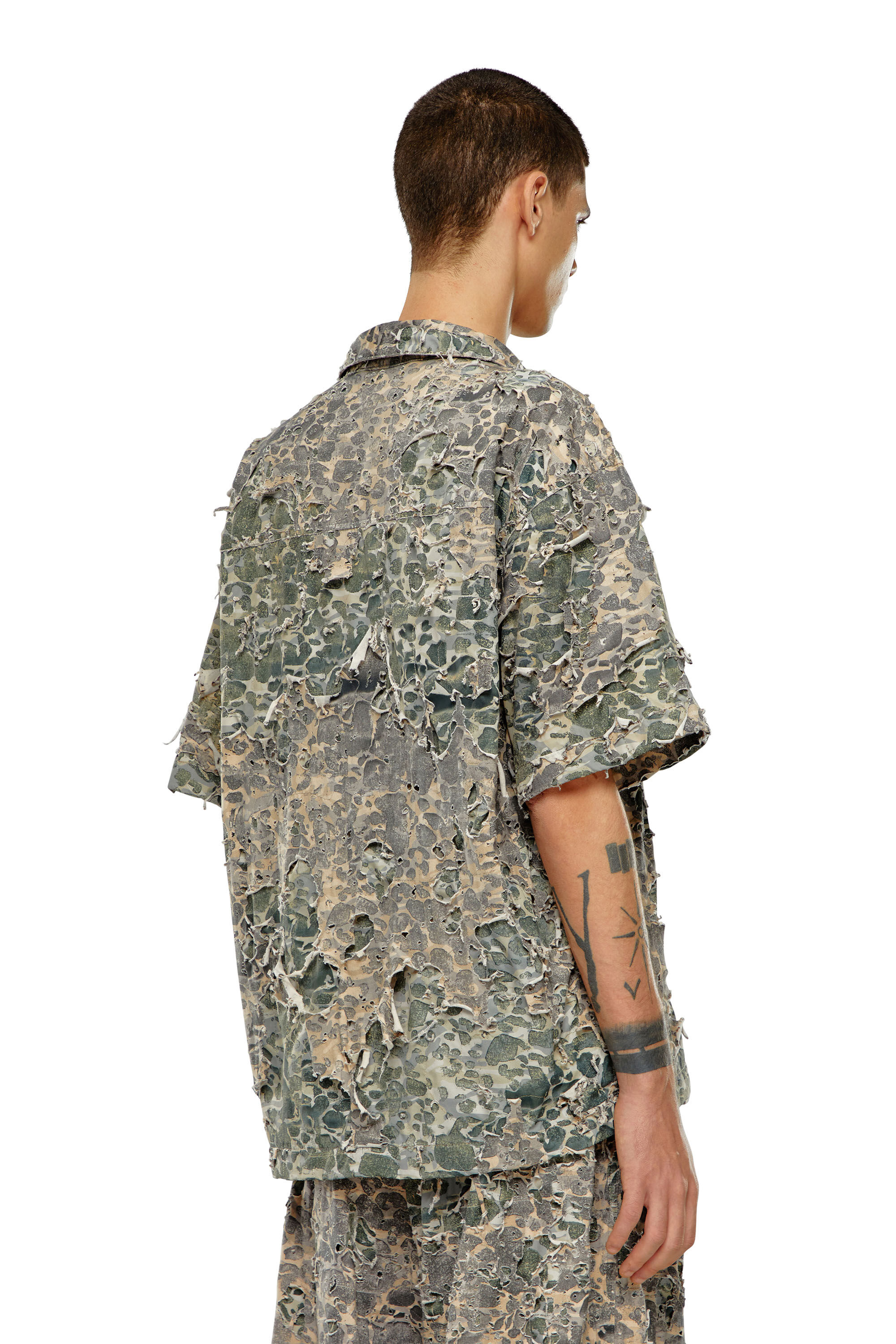 Diesel - S-HOCKNEY-CAMU, Chemise camouflage avec finition destroy Homme in Polychrome - 5