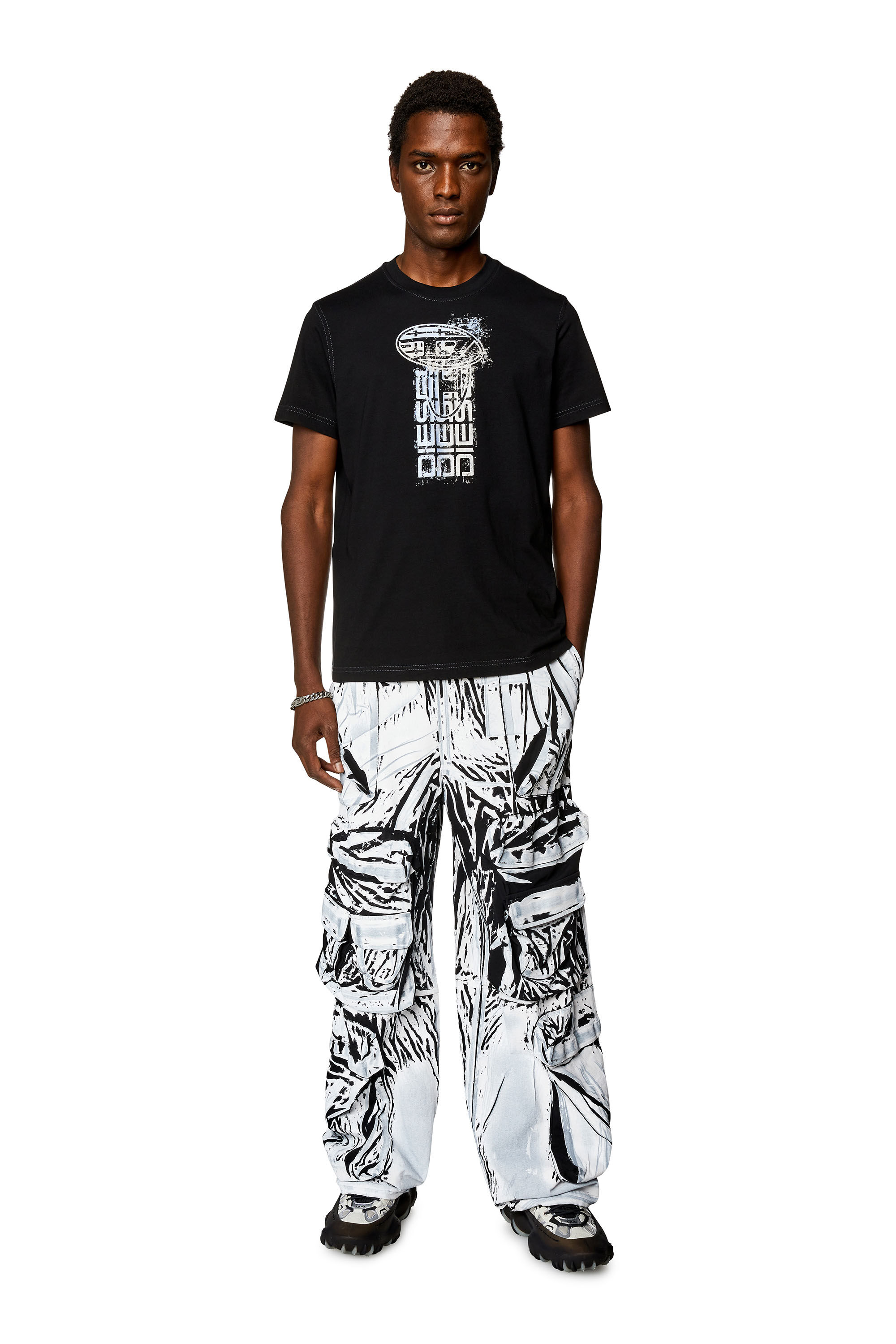 Diesel - T-DIEGOR-K68, T-shirt avec logos métallisés Homme in Noir - 1