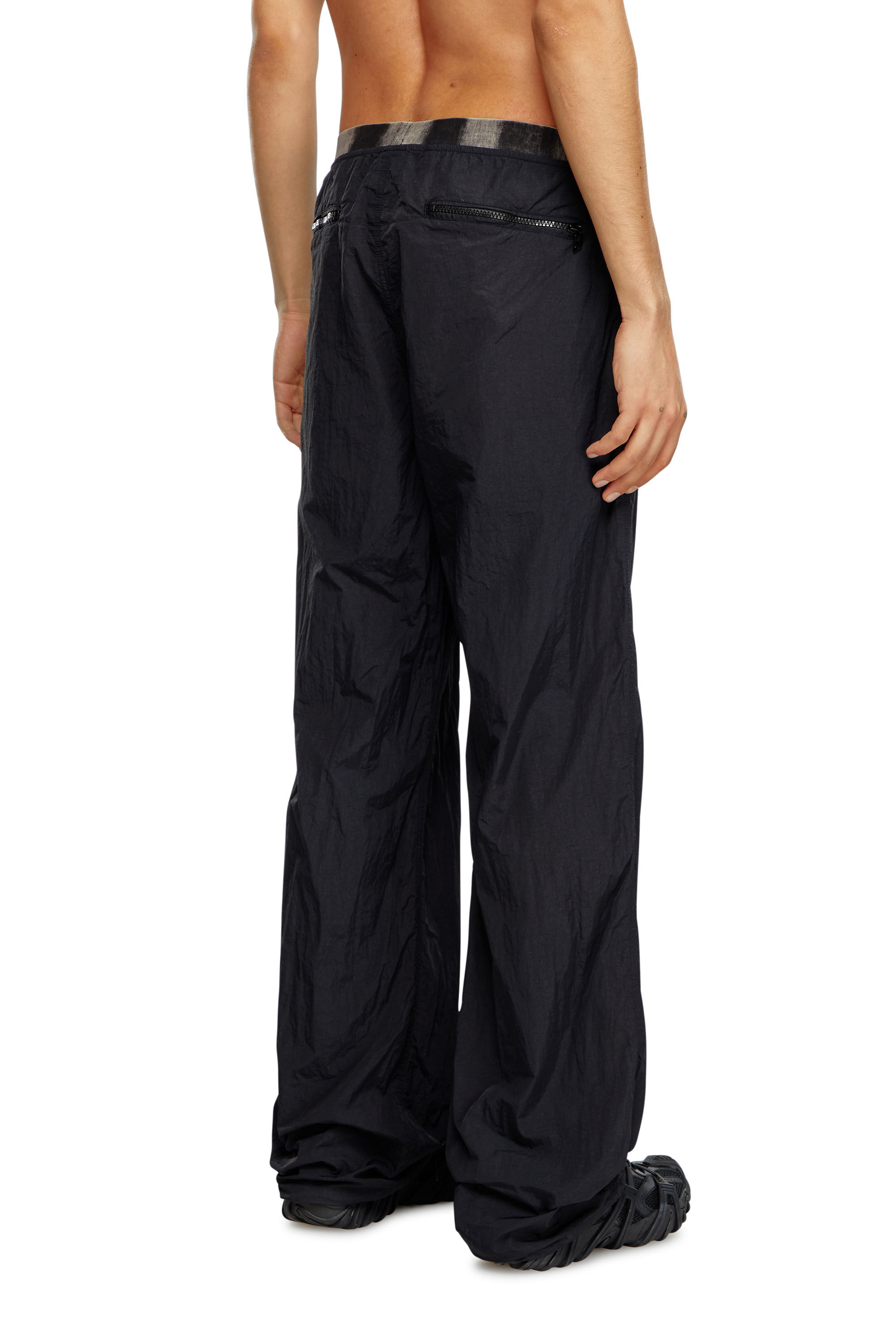Diesel - P-POST, Pantalon léger en nylon froissé Homme in Noir - 4