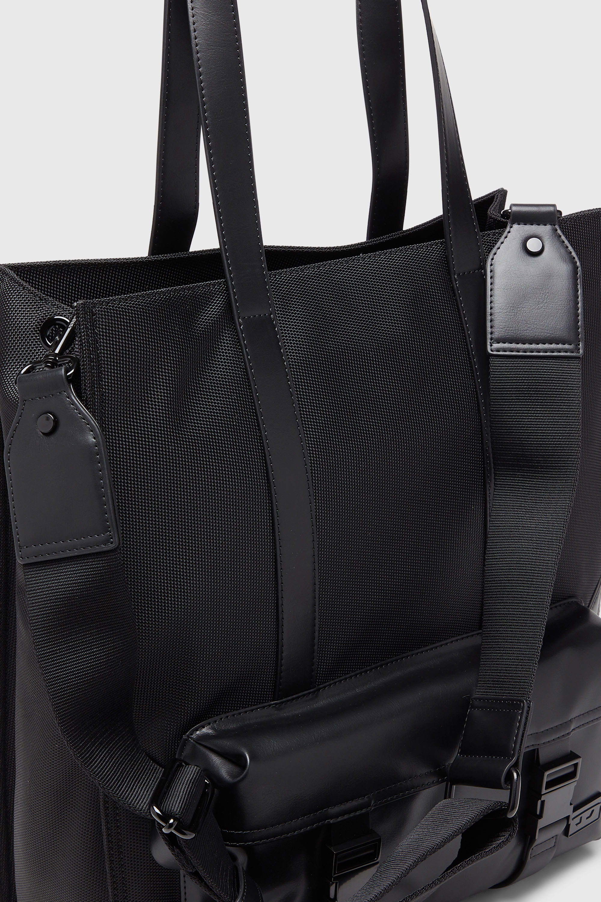 Women's Multi-Pkts - Shopping bag with flap pocket and zip | Black