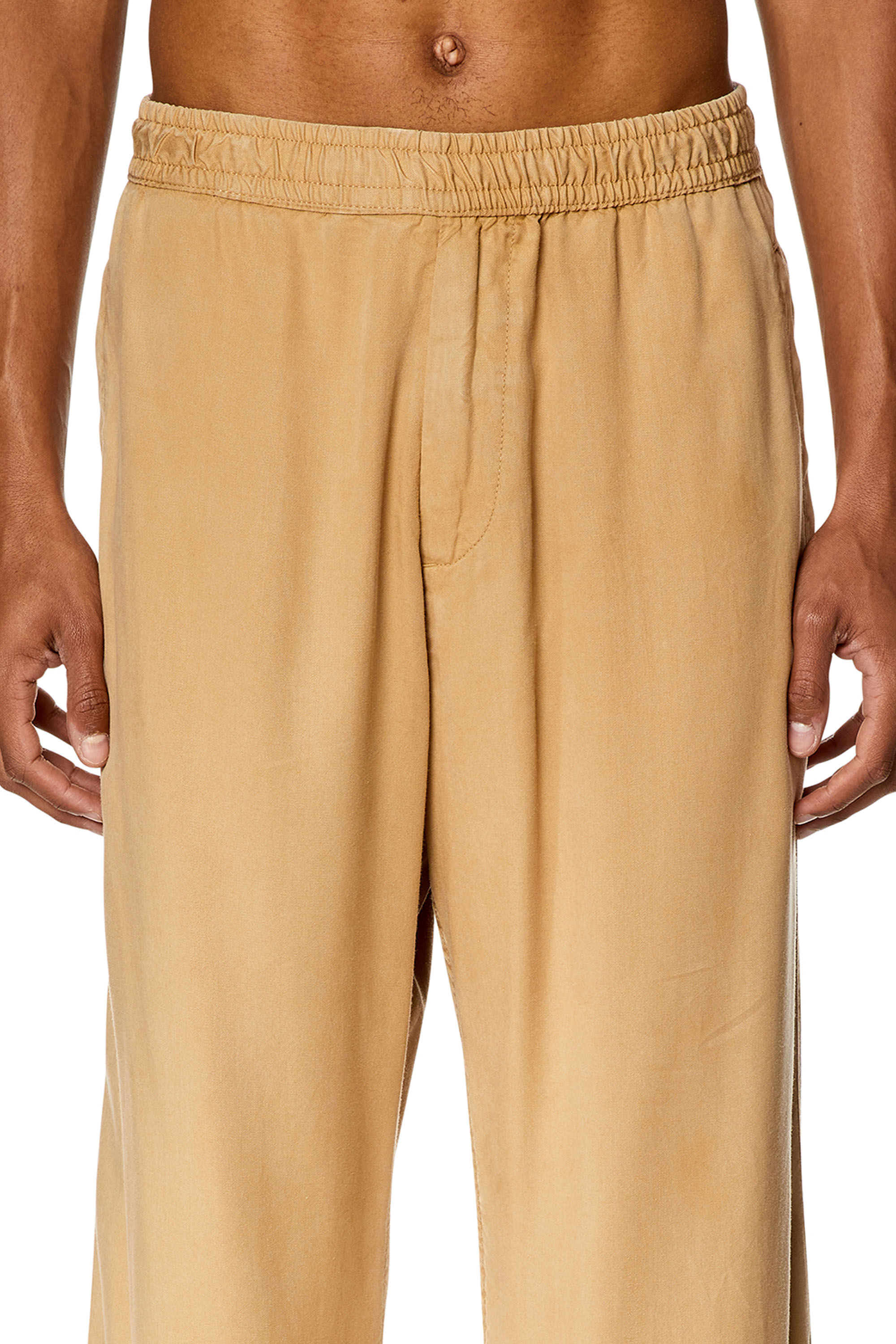 Diesel - P-GOLD-SPORT, Pantal&oacute;n fluido en sarga Hombre in Beige - 5