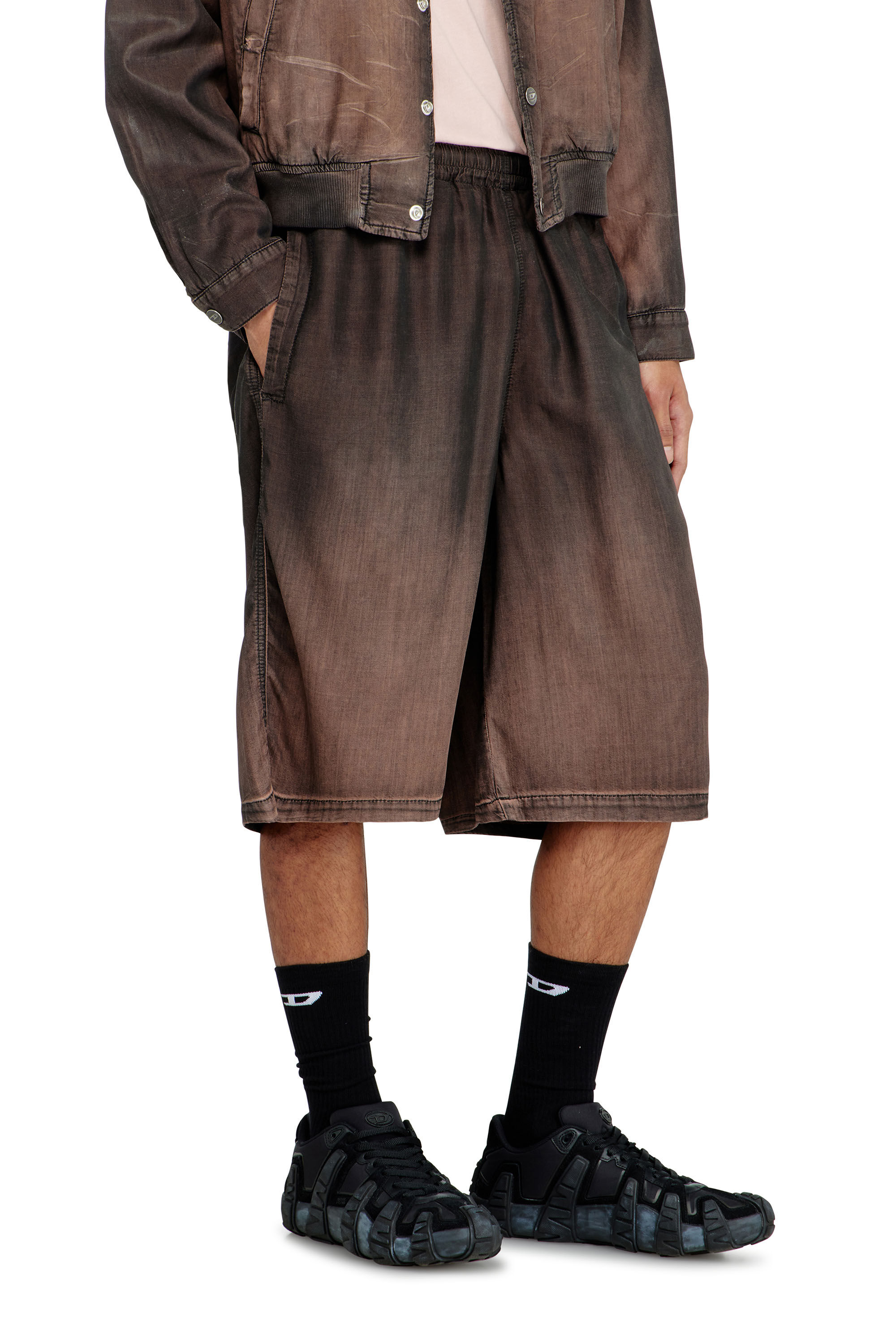 Diesel - D-RODER-SHORT-S, Bermudas relajadas en denim fluido con lavado oscuro Unisex in Marr&oacute;n - 7