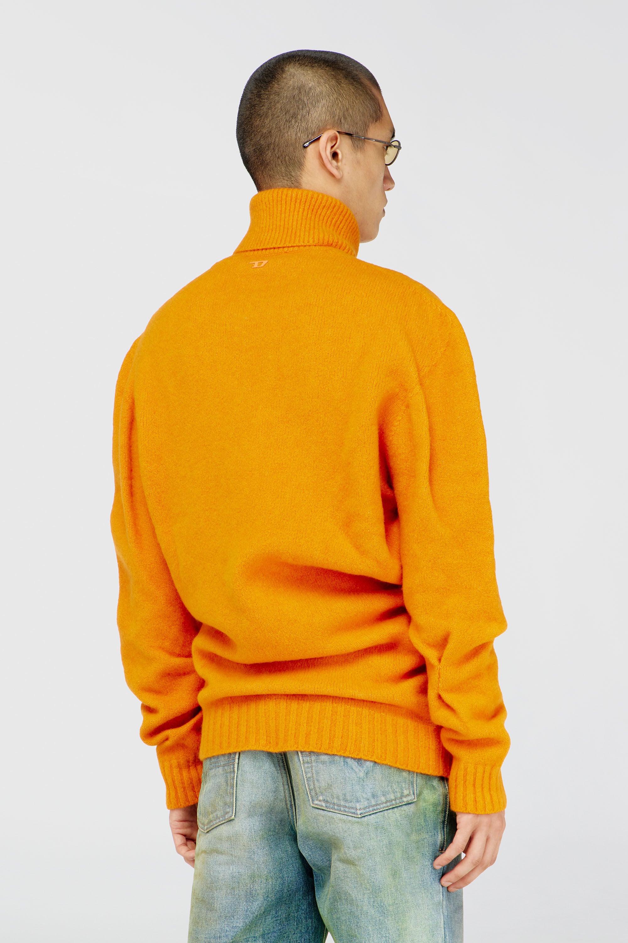 Diesel - K-ANDREW, Pull &agrave; col boutonn&eacute; en maille foul&eacute;e &agrave; texture froiss&eacute;e Homme in Orange - 4
