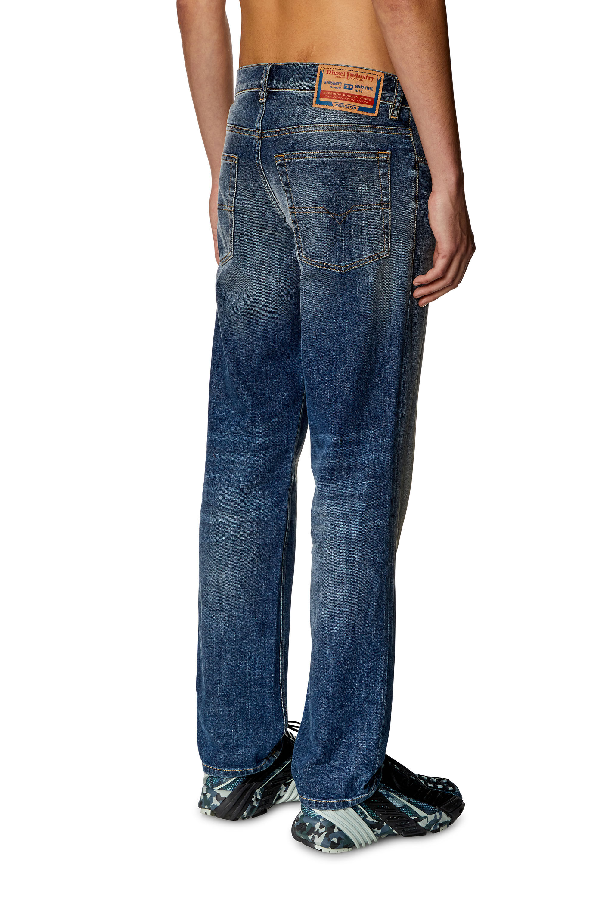 Diesel - Regular Jeans 2023 D-Finitive 09H43 Homme, Bleu Foncé - Image 4