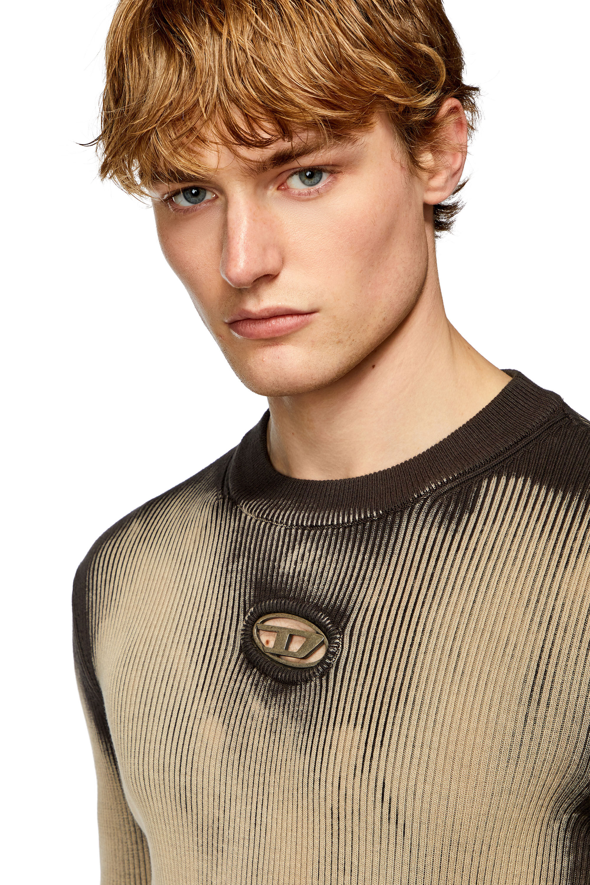 Diesel - K-DARIN, Pull traité avec insert à logo en métal Homme in Beige - 5