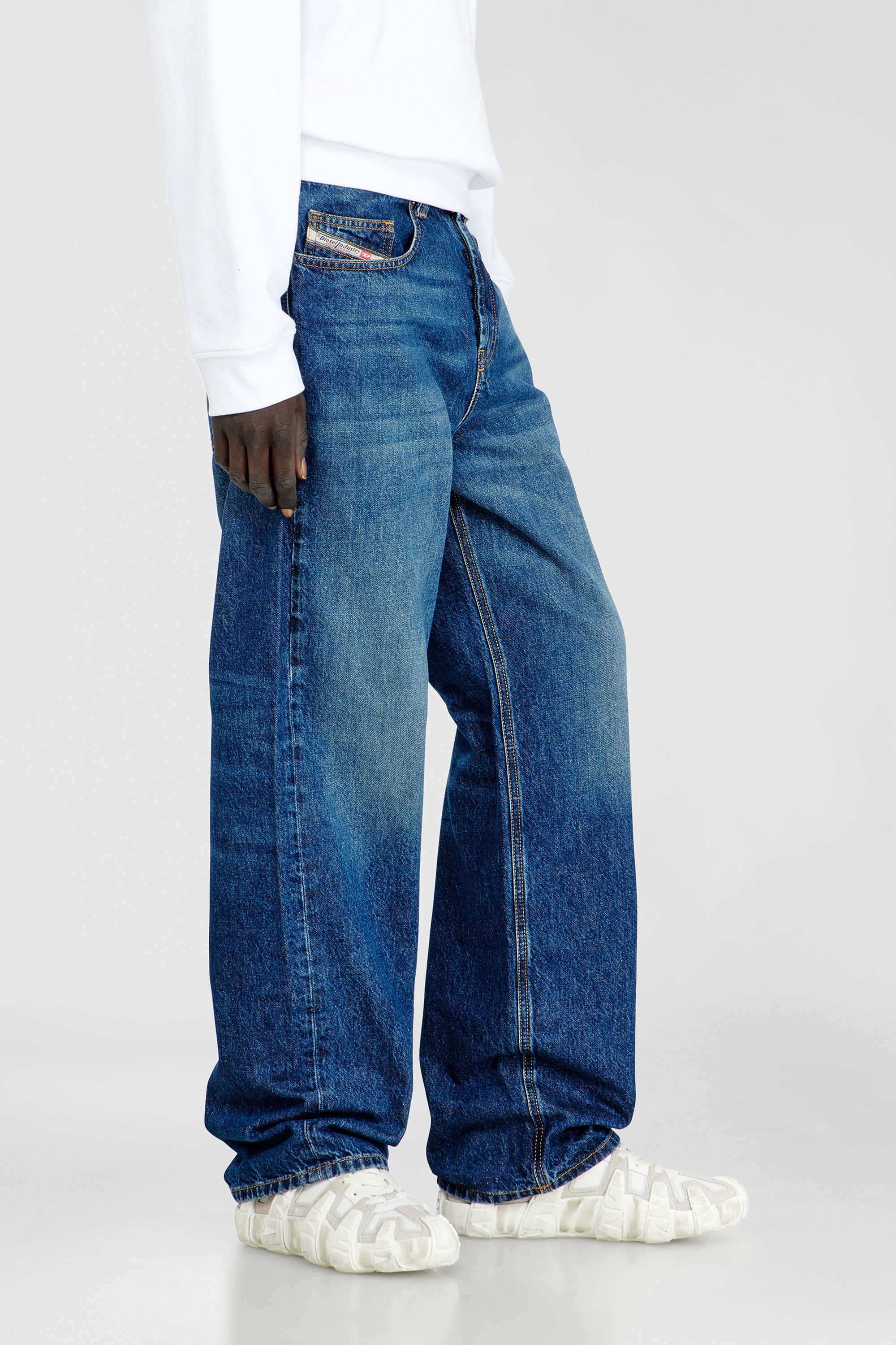 Men's Relaxed Jeans | Low Waist 2001 D-MacroMedium blue | Diesel US