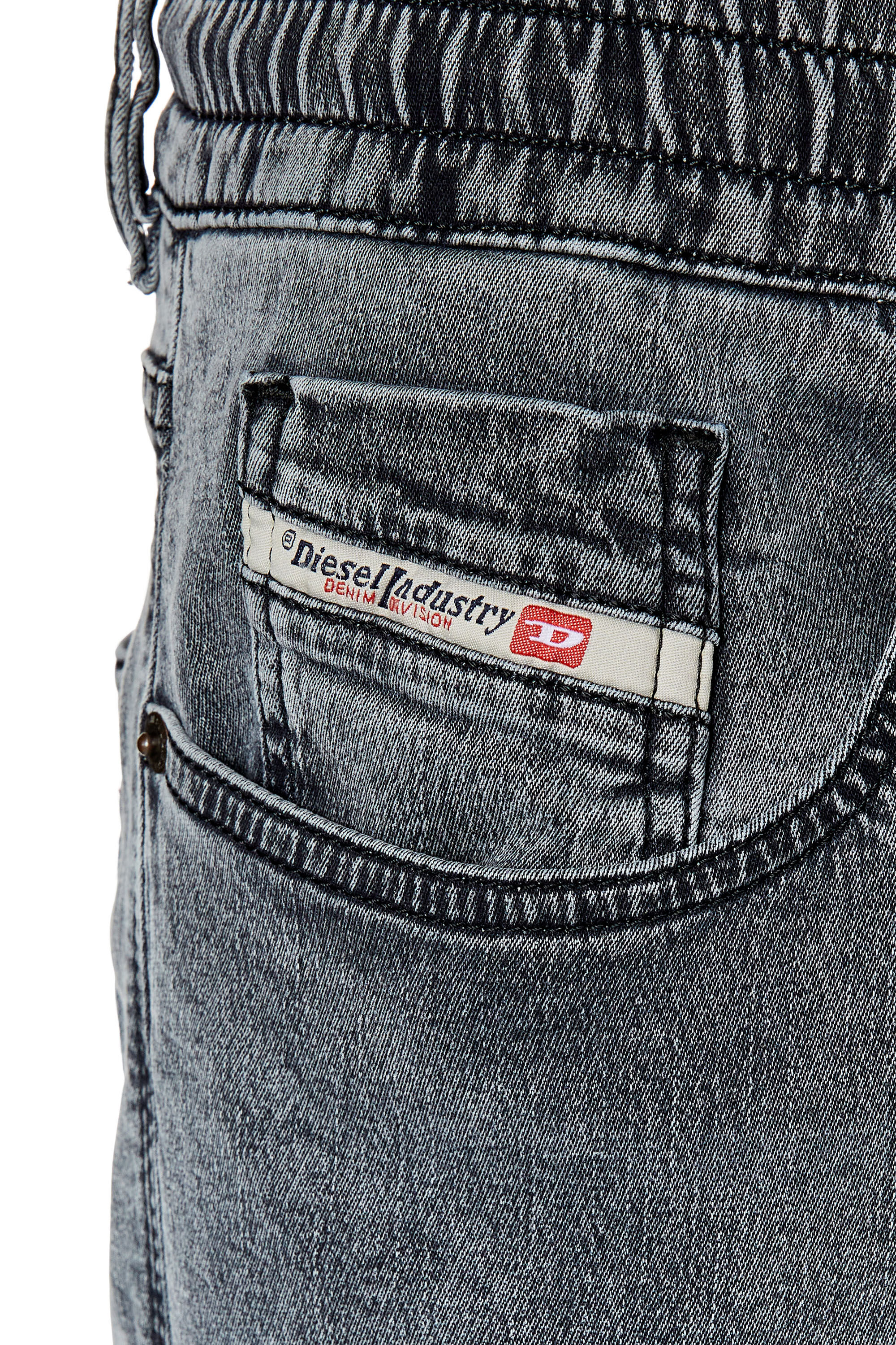 Diesel - Slim 2060 D-Strukt Joggjeans® 068DW, Male's Slim 2060 D-Strukt Joggjeans® in Light Grey - 5