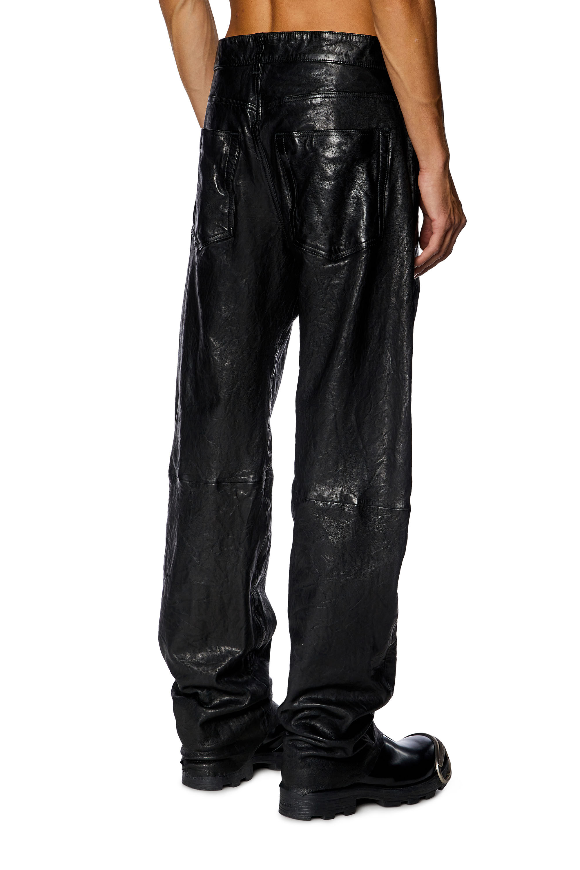 Diesel - P-MACS-LTH, Pantalon en cuir ciré texturé Homme in Noir - 5
