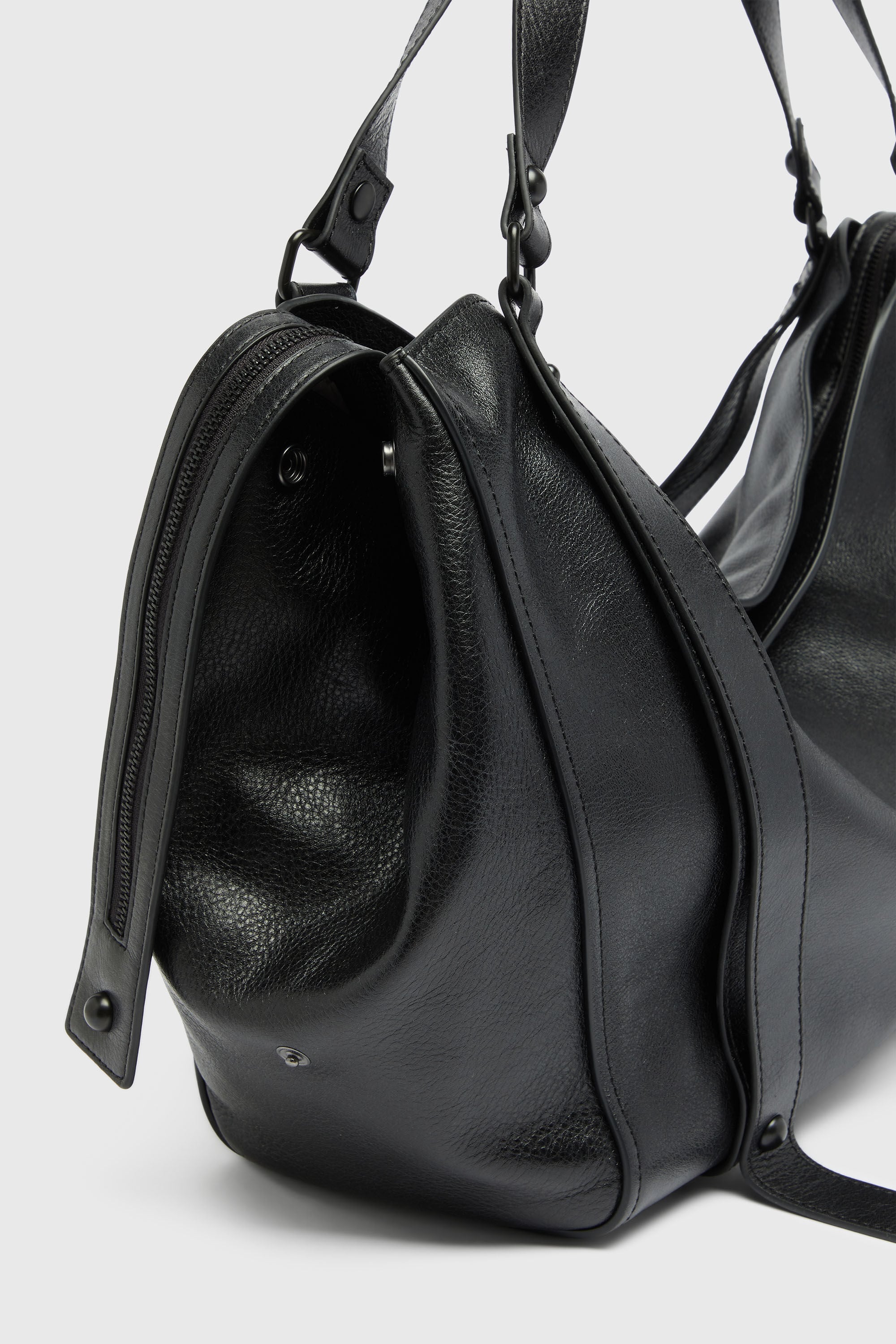 DIESEL ブラックレザーケース Women's D-One-Large top-handle bag in leather | Black | Diesel