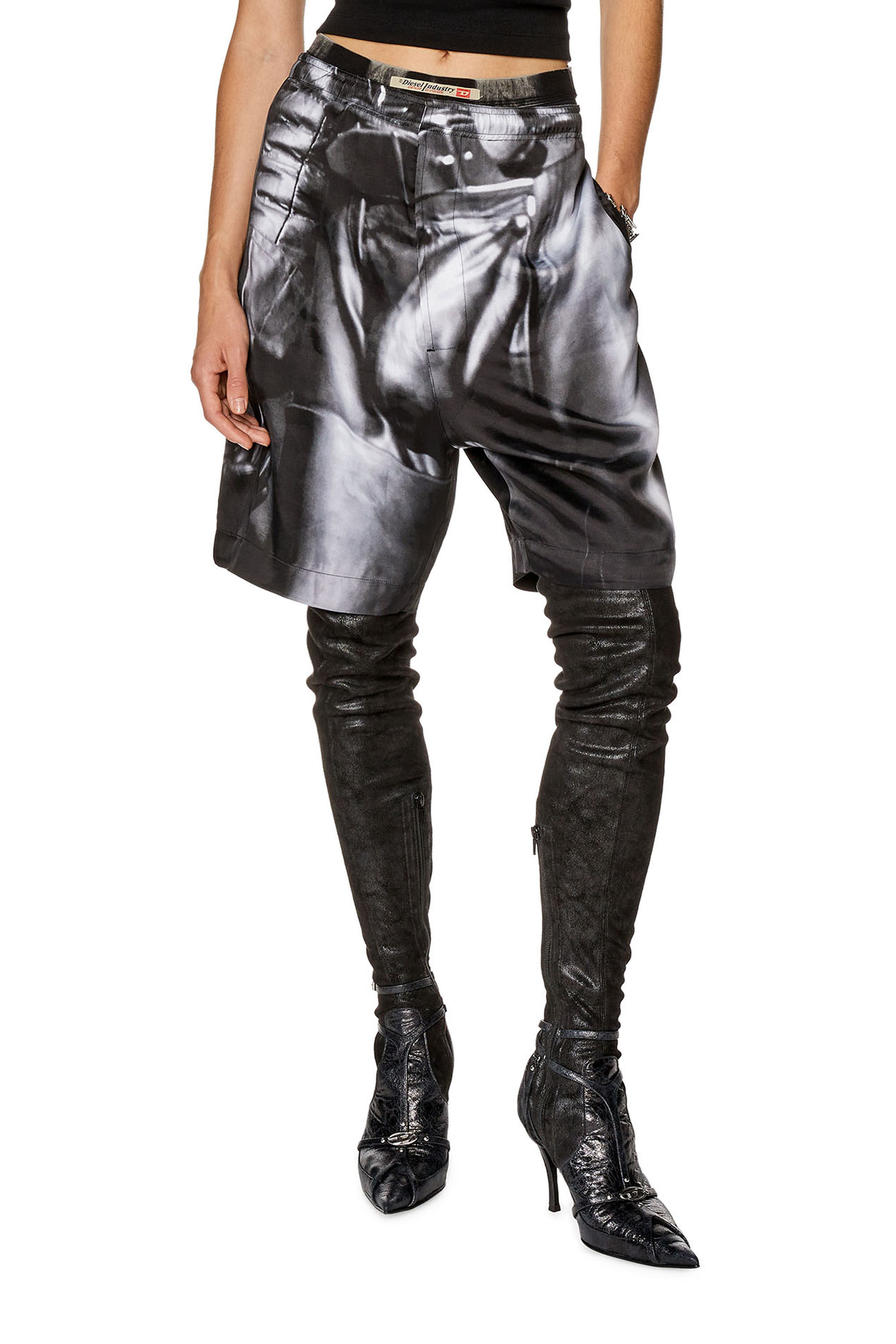 Diesel - PR-P-TOLL-SHO-23, Short en satin de soie avec imprimé noir Mixte in Noir - 5