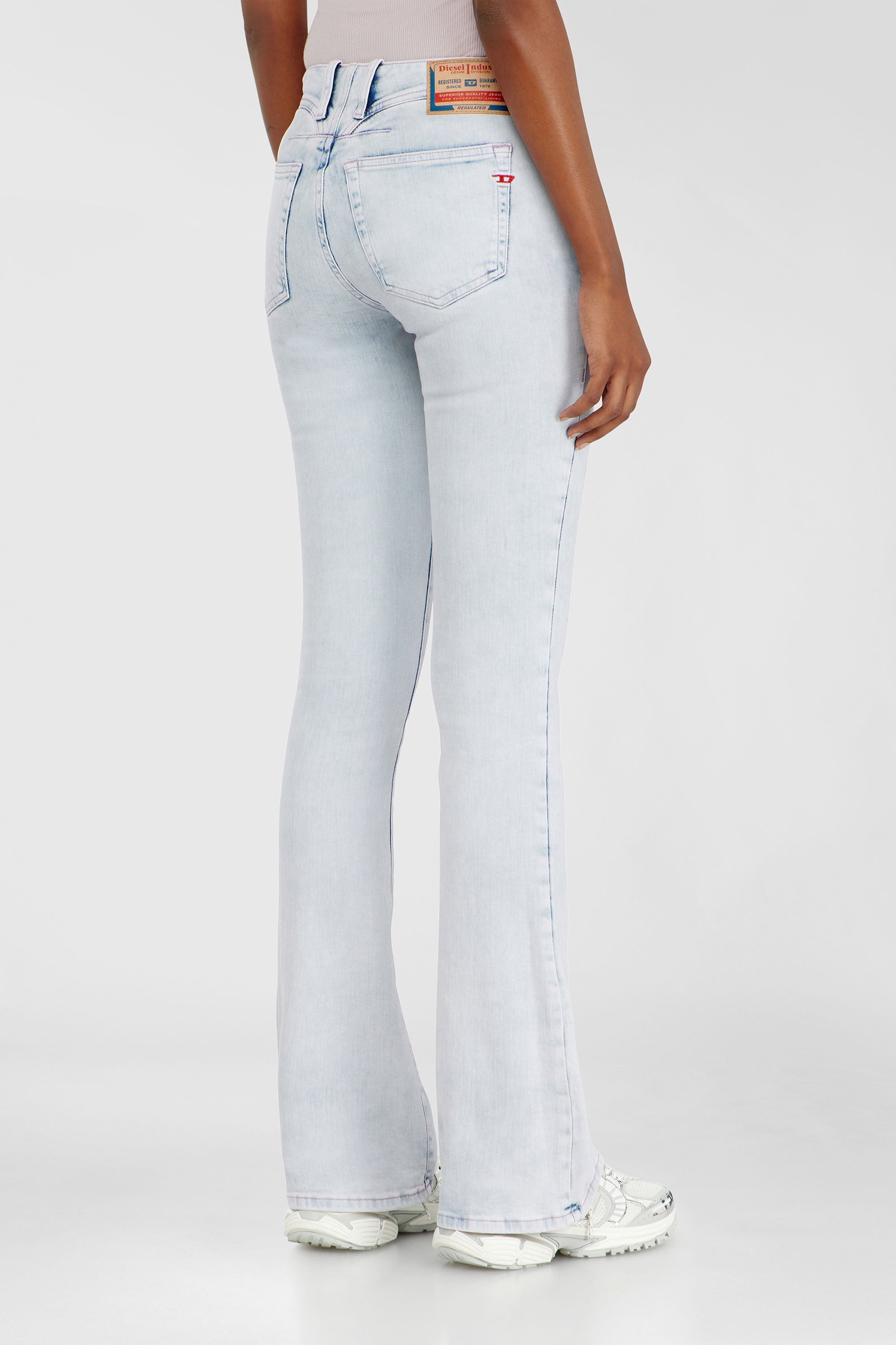 Diesel - Bootcut Jeans 1969 D-Ebbey 0HDBH Femme, Bleu Clair - Image 5