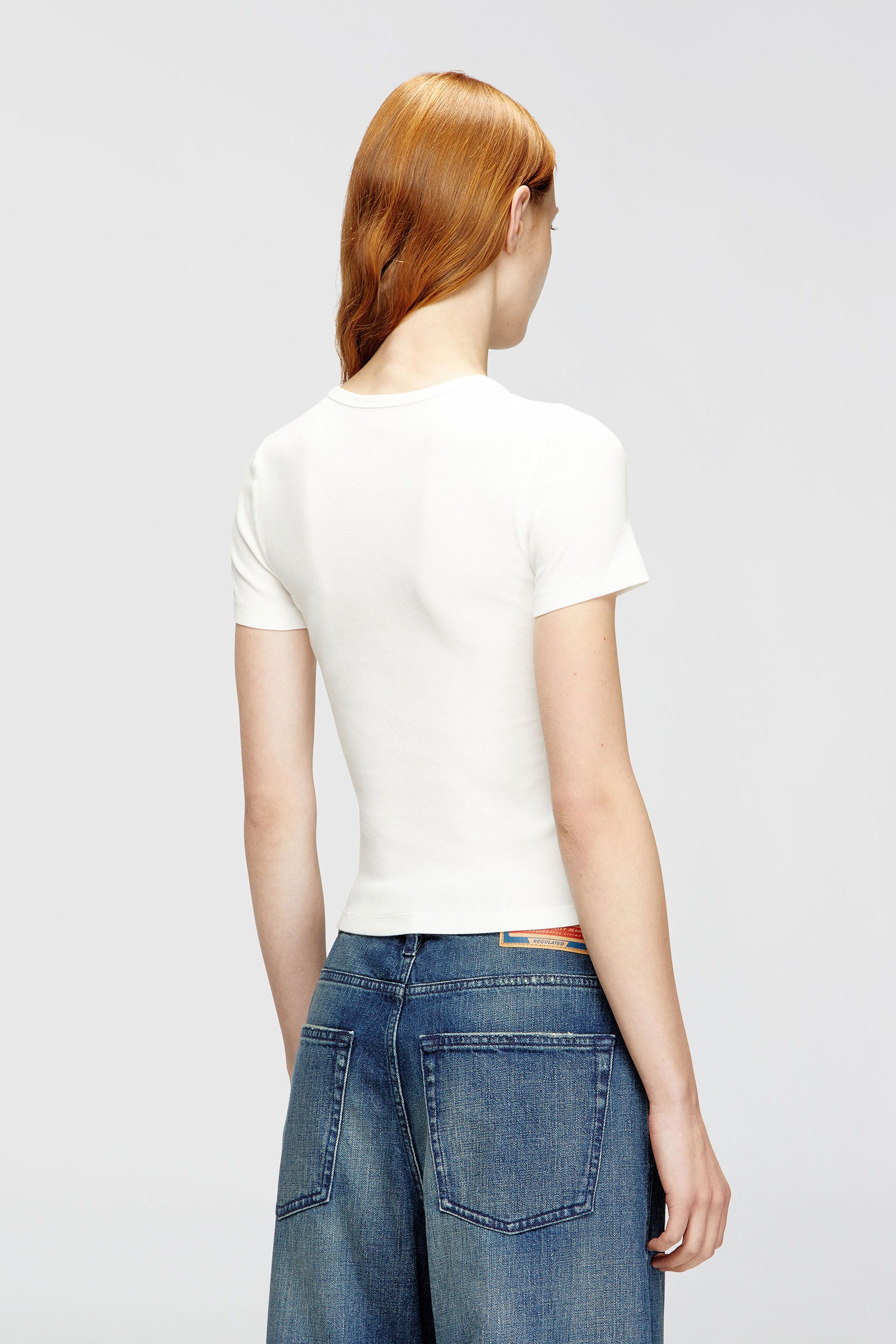 Diesel - T-ELE-LONG-OD, Camiseta de canal&eacute; slim con &Oacute;valo D met&aacute;lico Mujer in Blanco - 4
