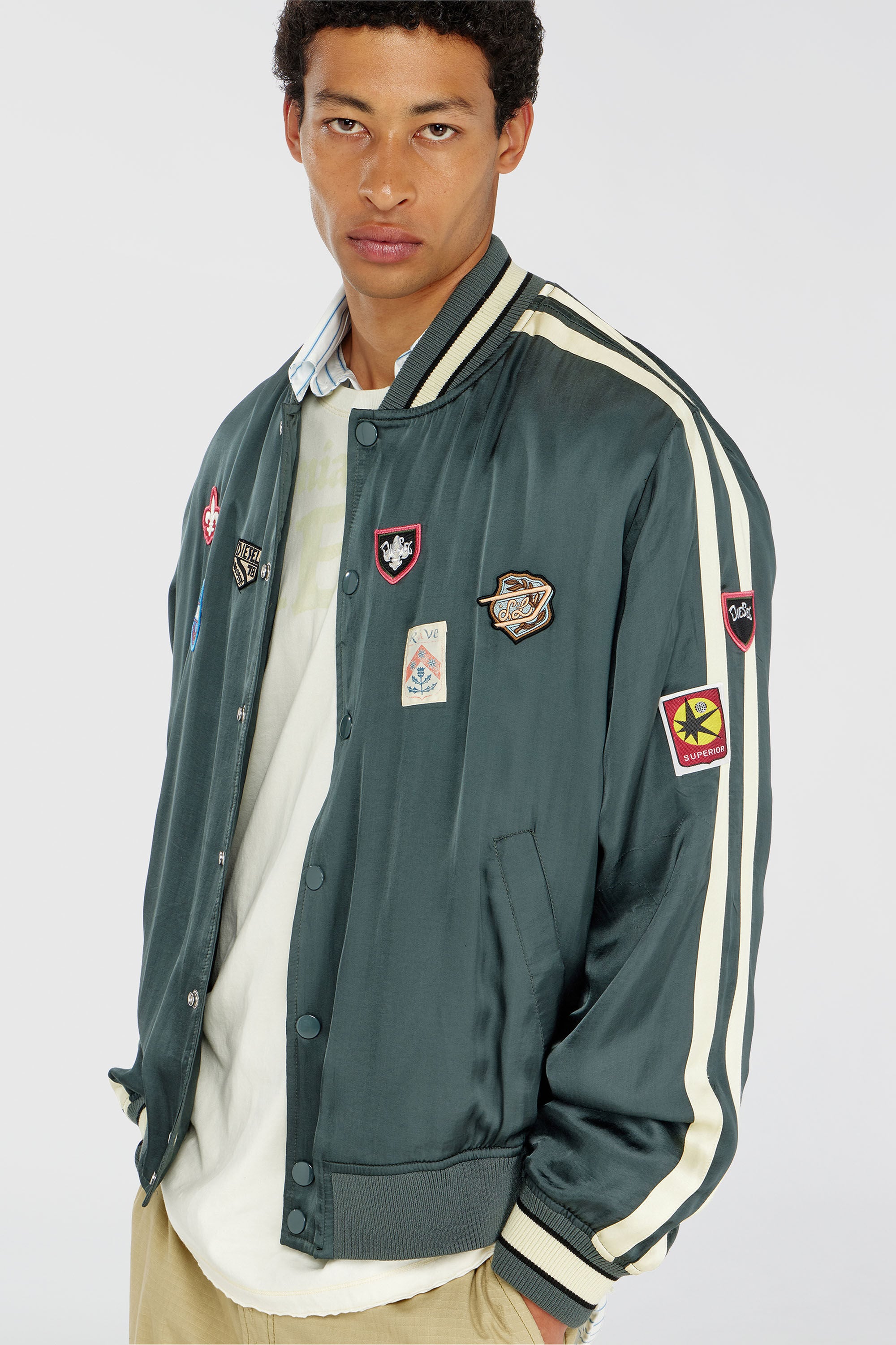 Diesel - J-ANNU, Blouson bomber satin&eacute; avec patchs Homme in Vert - 4
