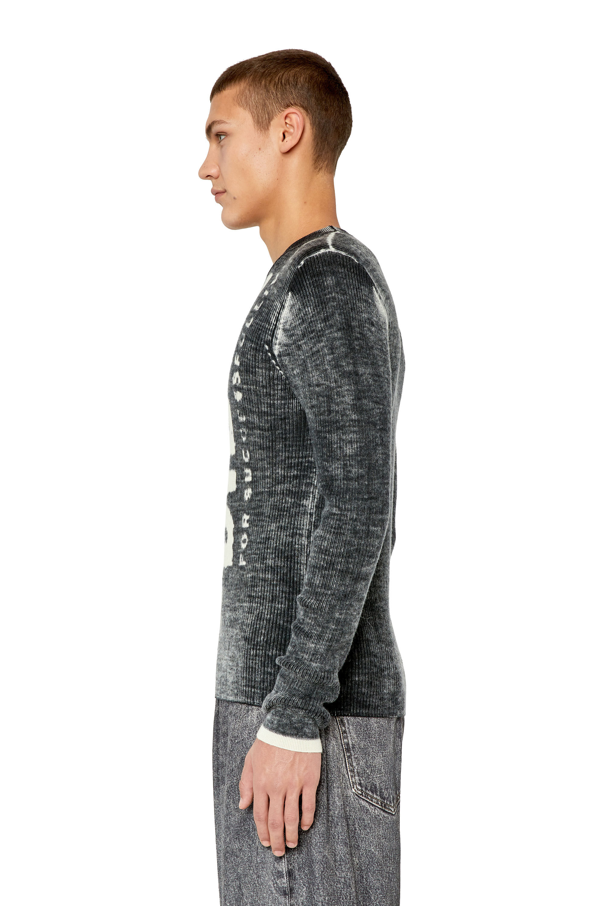 Diesel - K-ATULLUS-ROUND, Pull en laine avec logo effet délavé Homme in Noir - 6