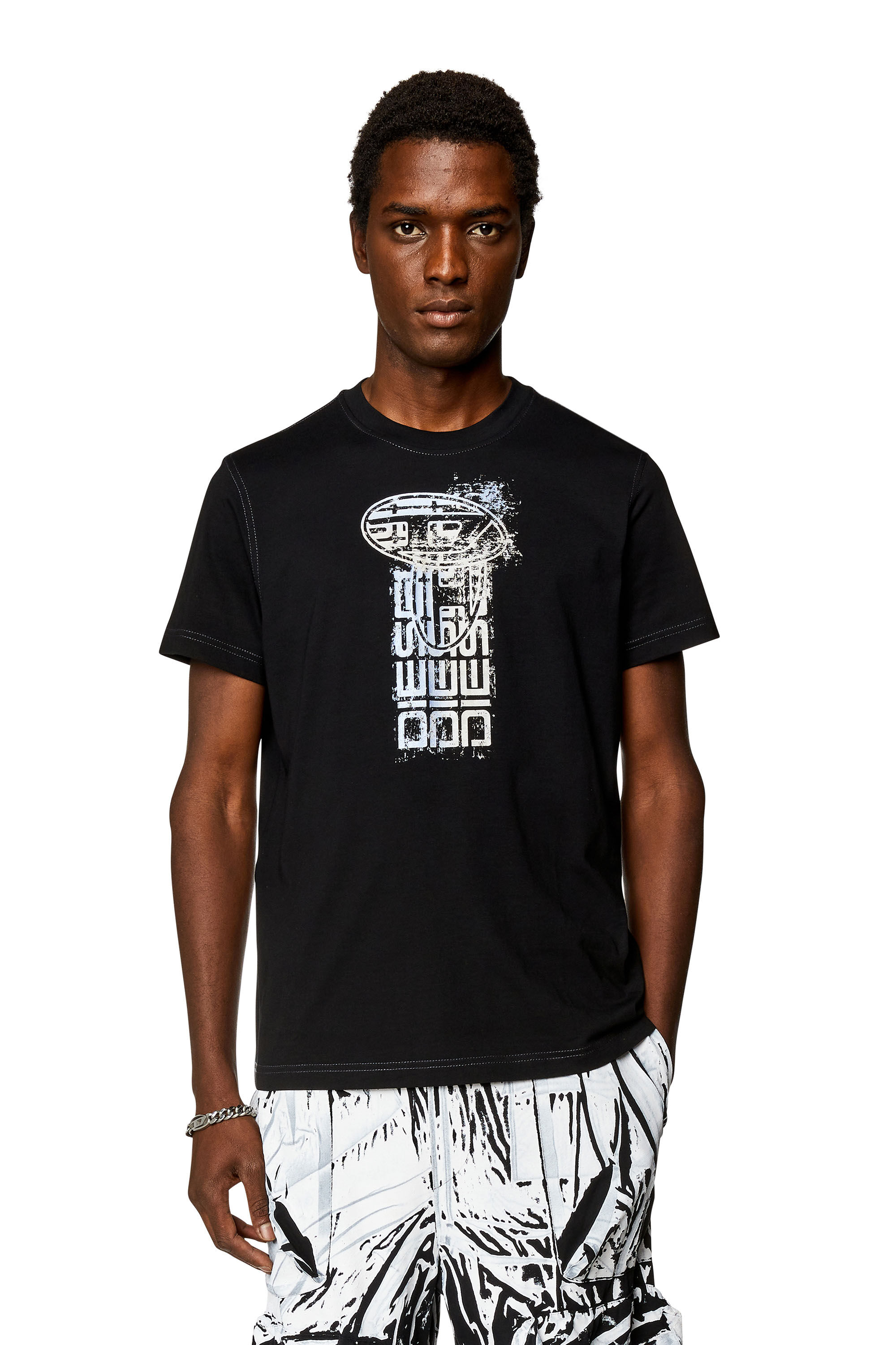 Diesel - T-DIEGOR-K68, T-shirt avec logos métallisés Homme in Noir - 3