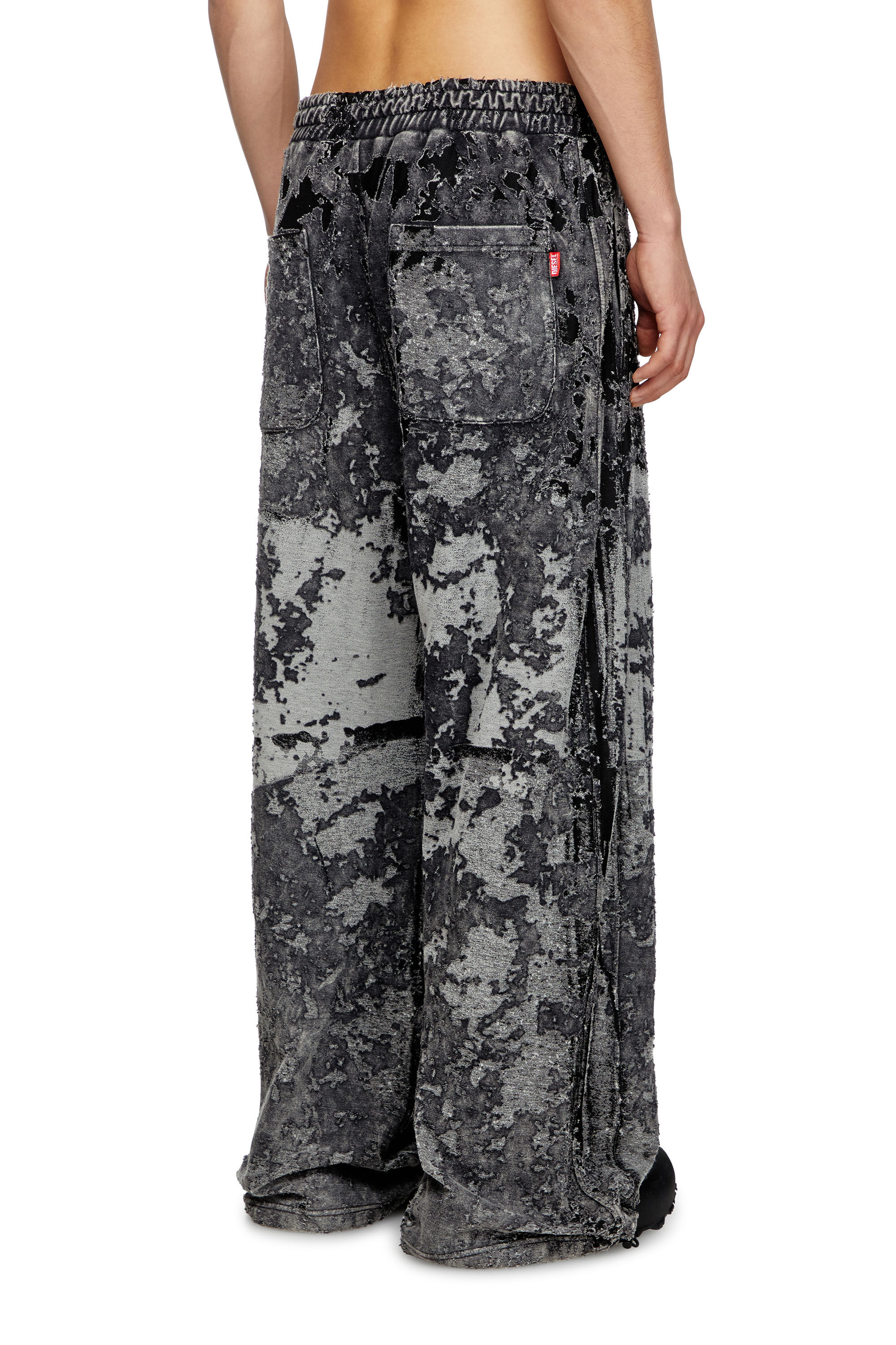 Diesel - P-MARTIS-SHOW, Pantalon de survêtement dévoré avec effet camouflage Homme in Noir - 5