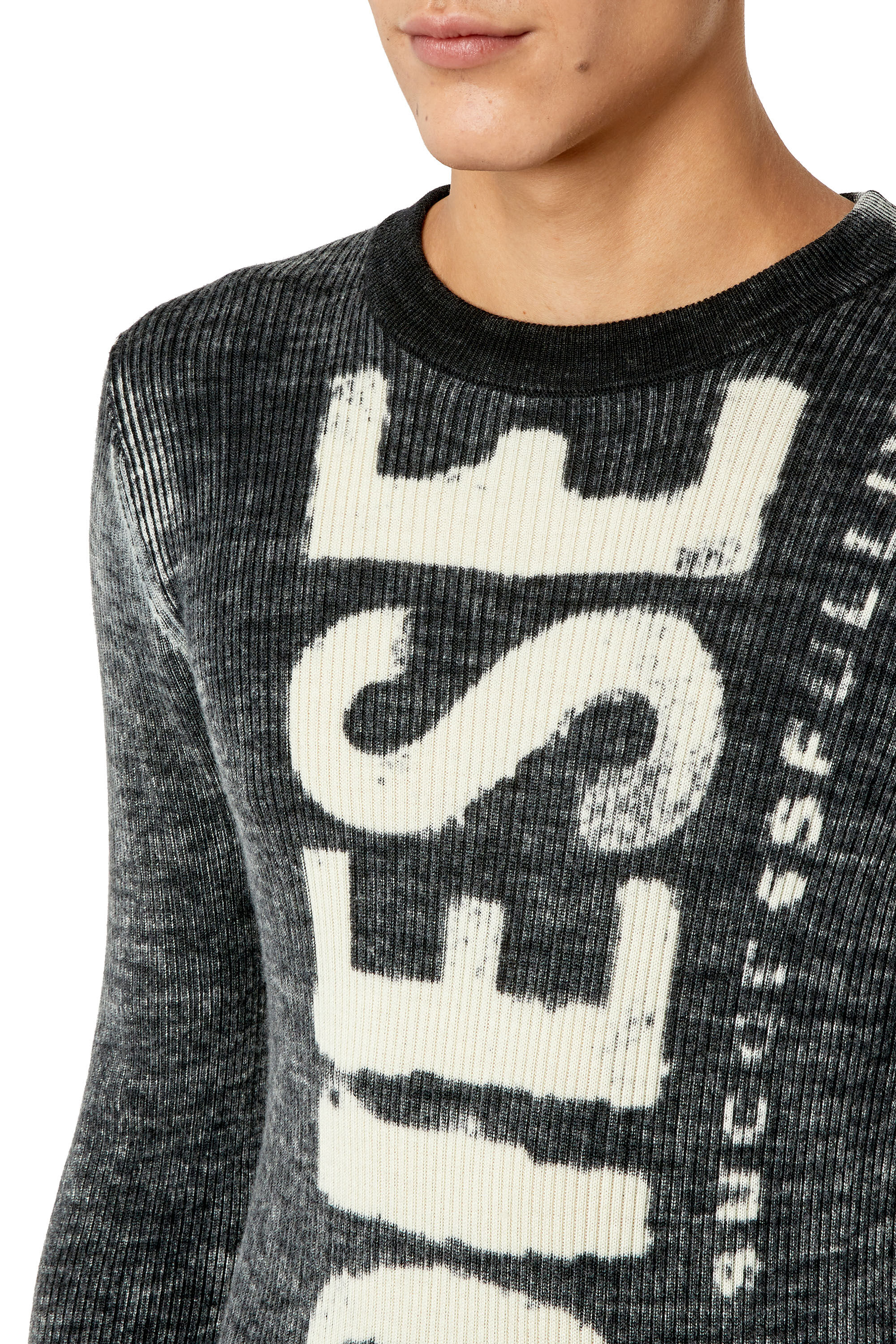 Diesel - K-ATULLUS-ROUND, Pull en laine avec logo effet délavé Homme in Noir - 5