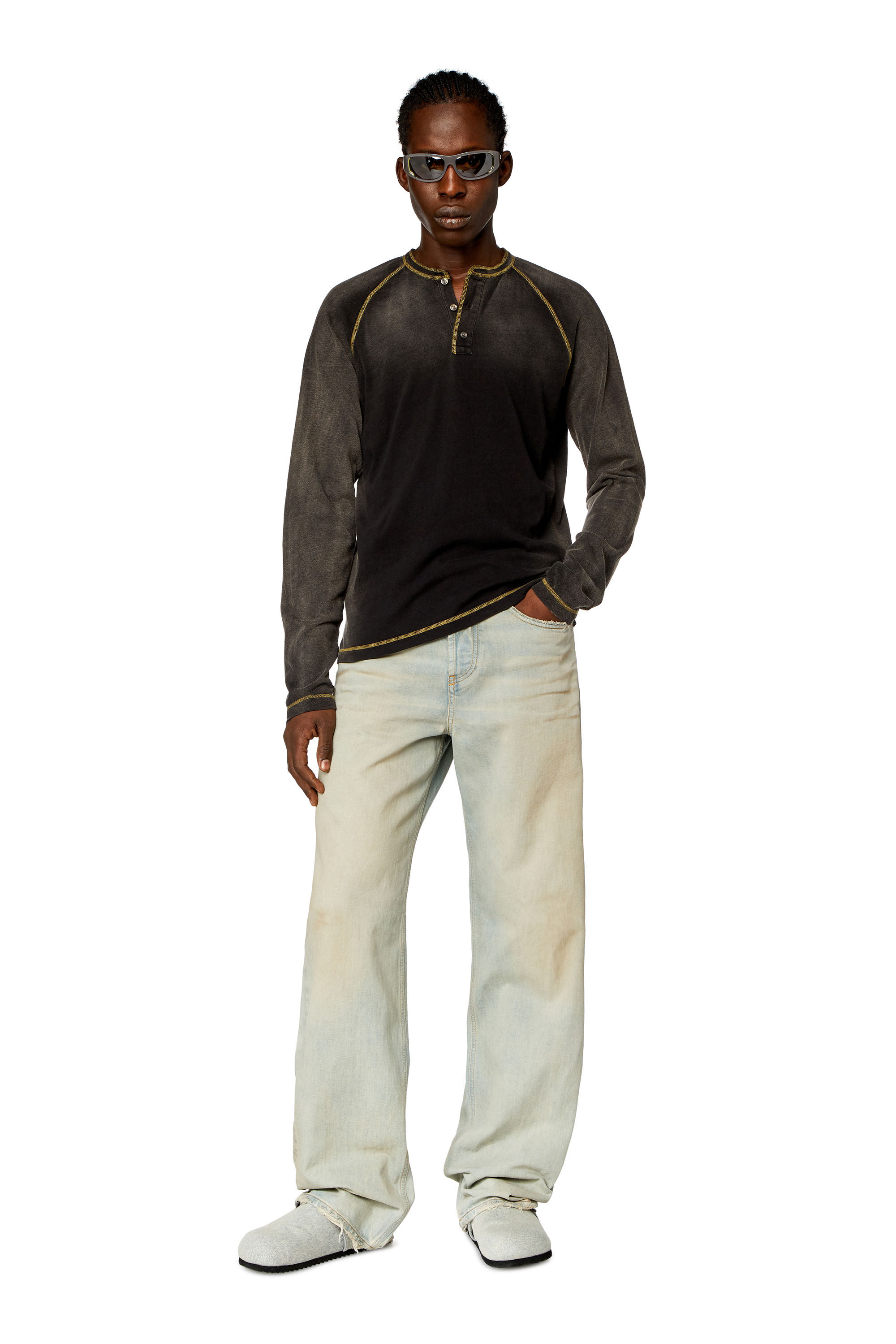 Diesel - T-RISY, T-shirt Henley avec effet délavé par le soleil Homme in Noir - 1