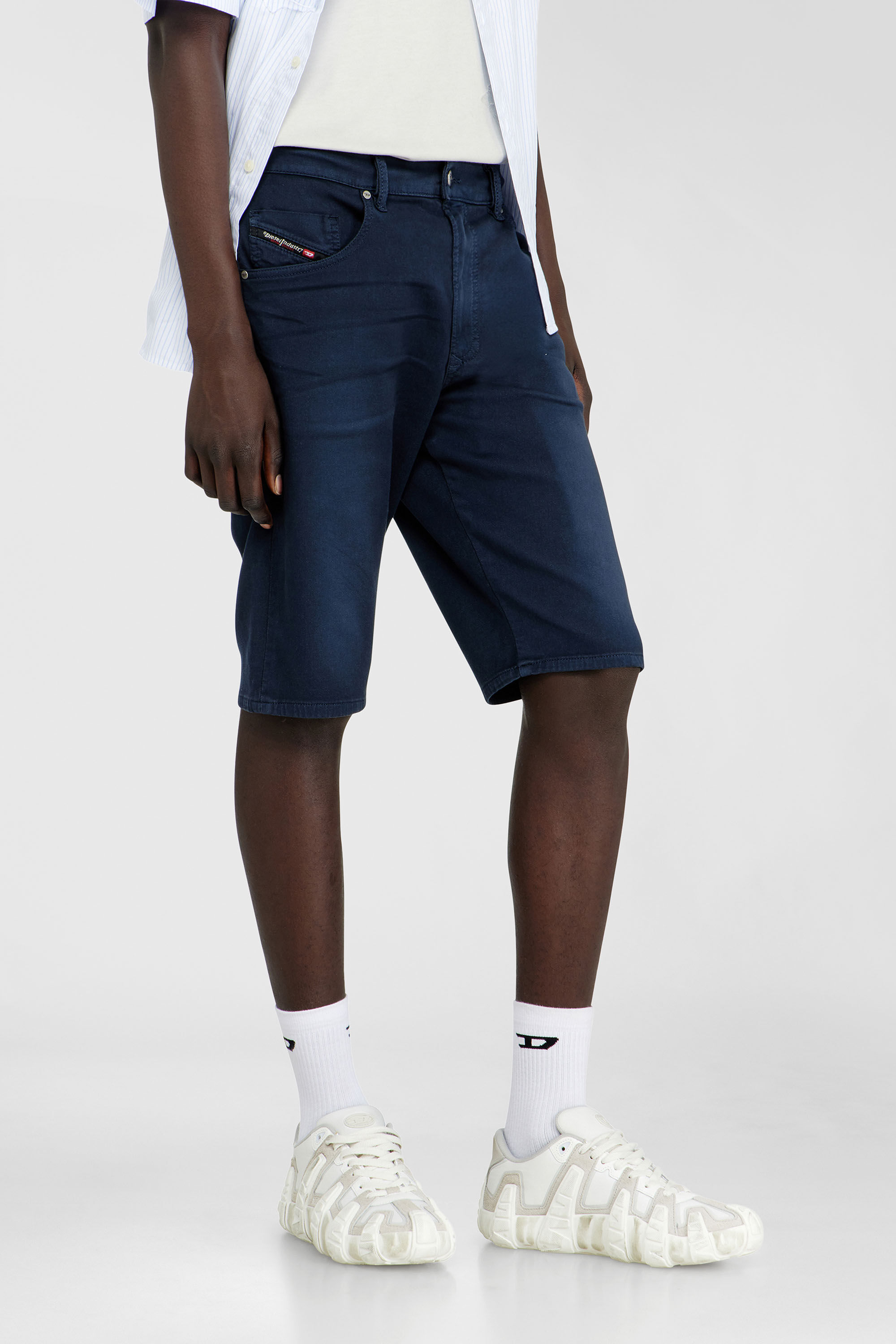Diesel - 2033 D-KROOLEY-SHORT-BW JOGG, Short slim en denim color&eacute; Homme in Bleu - 5
