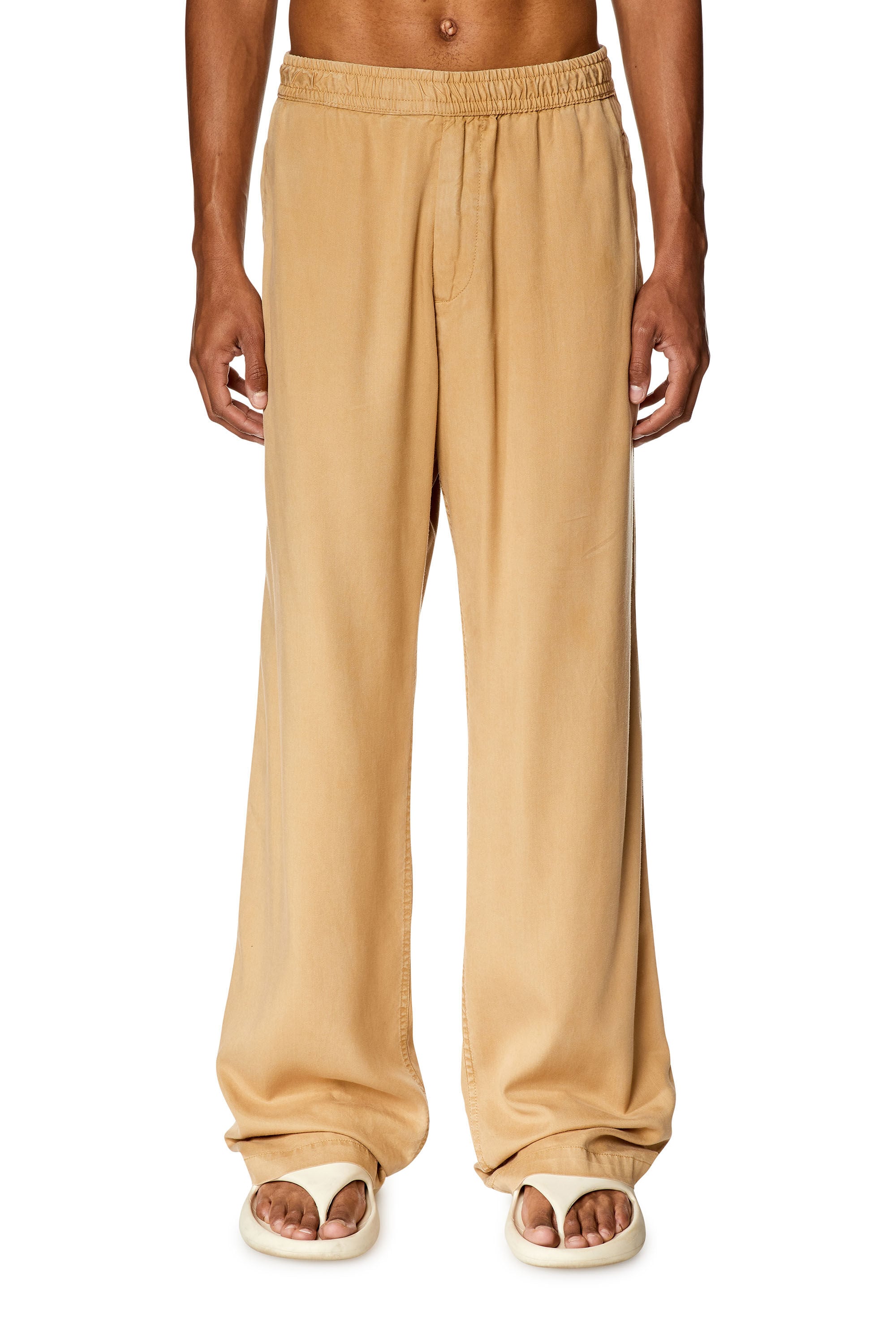 Diesel - P-GOLD-SPORT, Pantal&oacute;n fluido en sarga Hombre in Beige - 3
