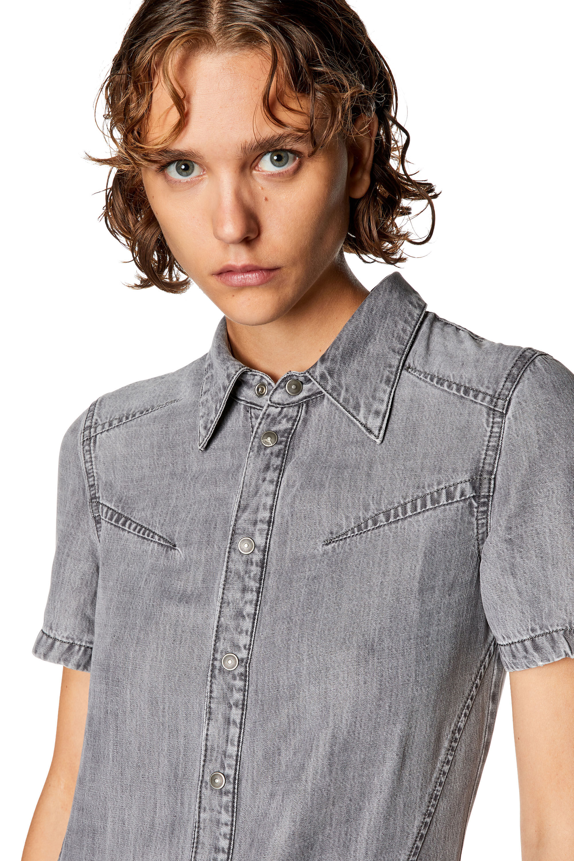 Diesel - DE-SHIRTY, Robe chemise boutonnée en denim clair Femme in Gris - 4