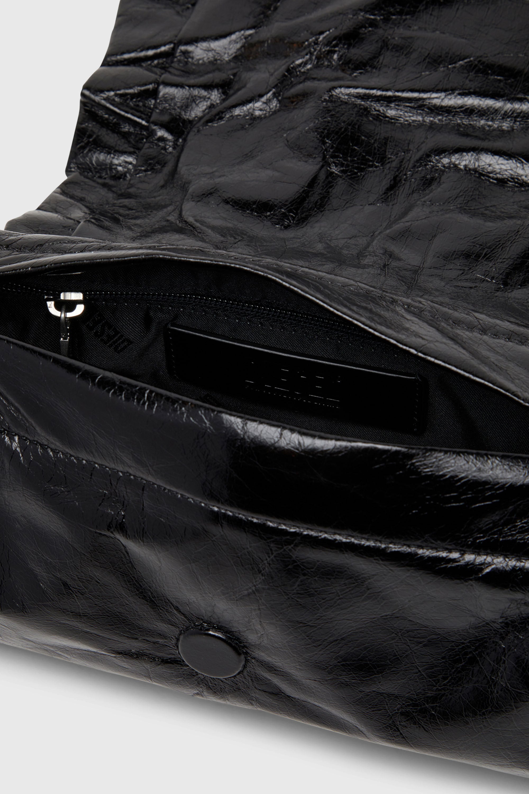 Diesel - SCRUNCH-D SHOULDER S, Scrunch-D-Petit sac &agrave; bandouli&egrave;re en cuir froiss&eacute; Femme in Noir - 4