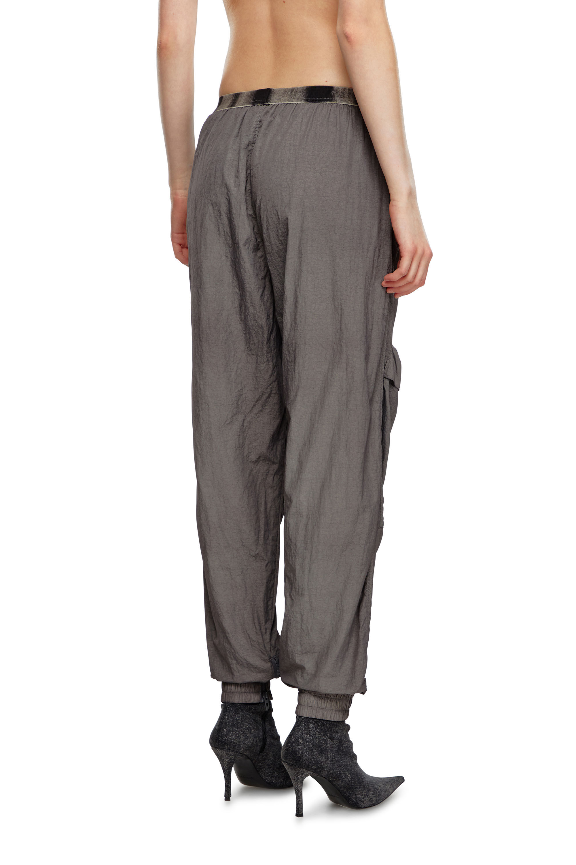 Diesel - P-ARADISE, Pantalon cargo en nylon délavé Femme in Gris - 4