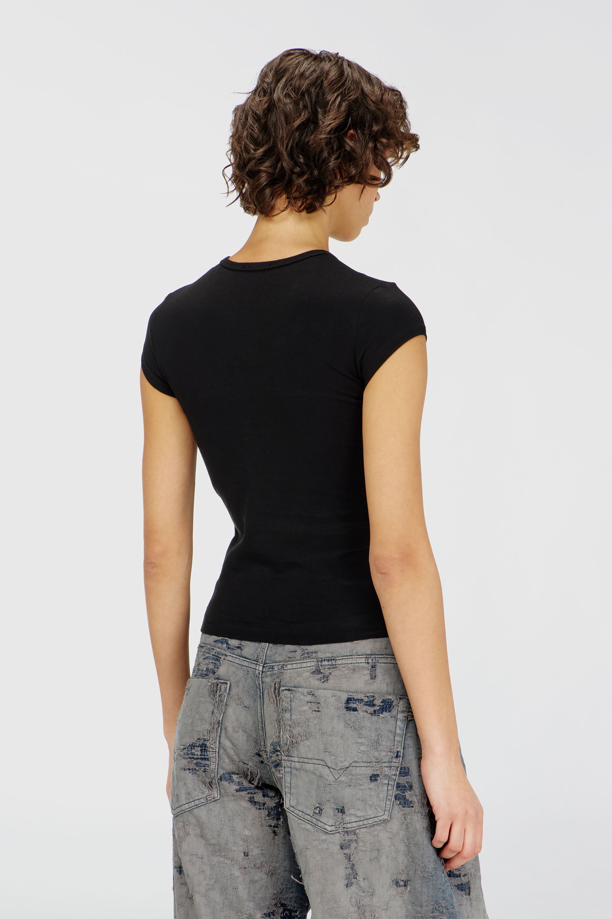 Diesel - T-ANGIE, T-shirt avec logo peek-a-boo Femme in Noir - 4