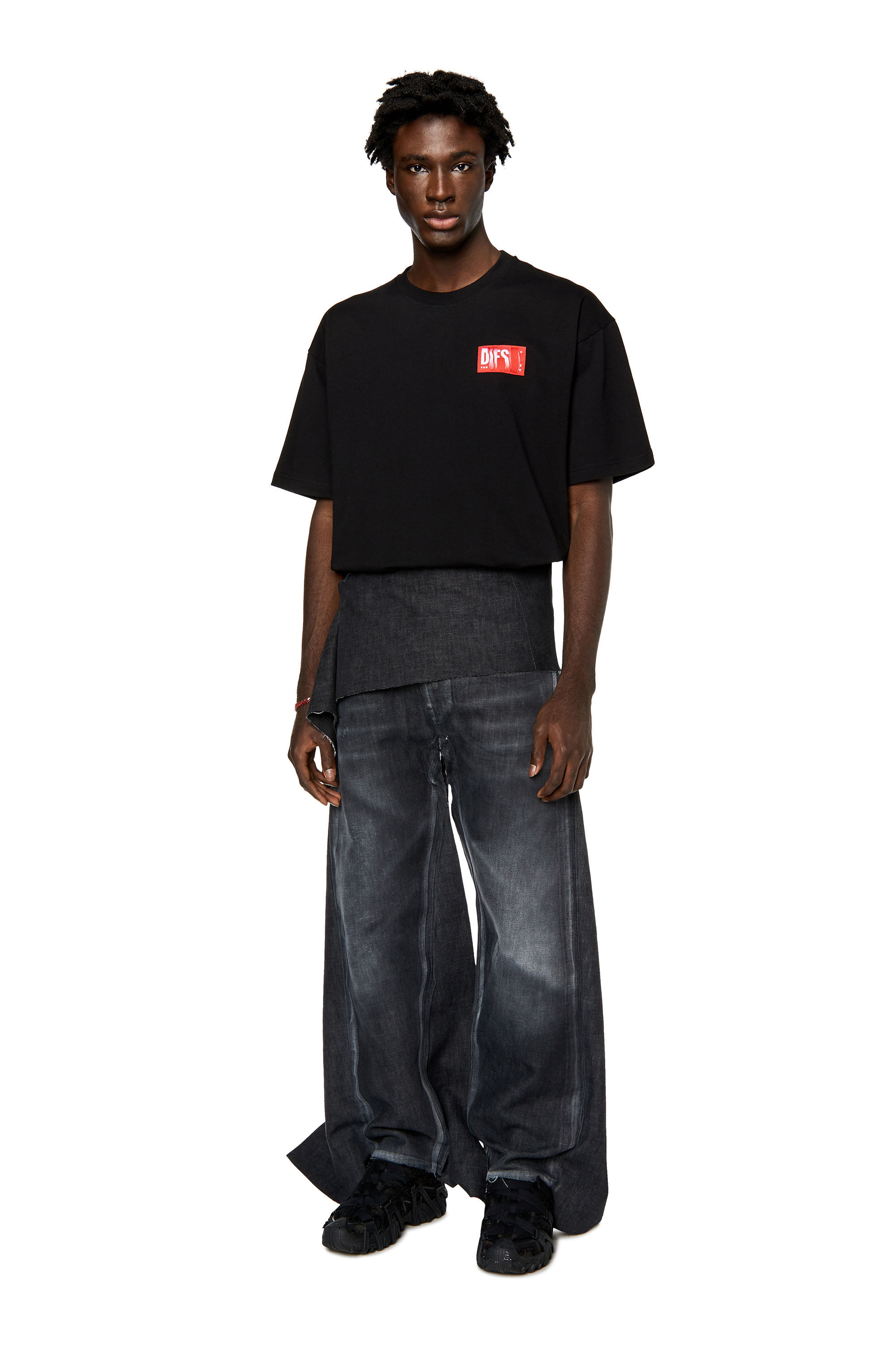 Diesel - T-NLABEL, T-shirt avec empiècement à logo effiloché Homme in Noir - 1