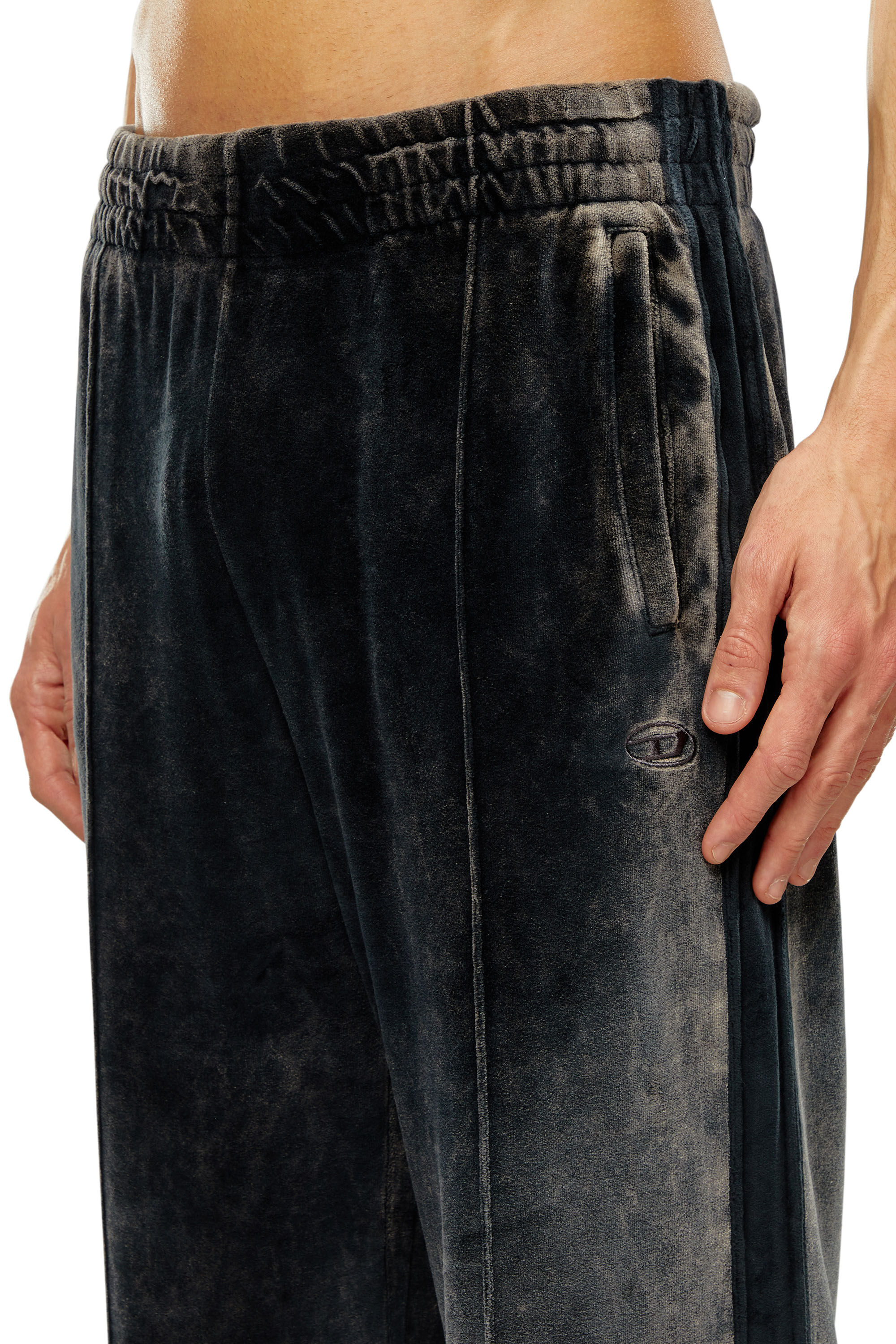 Diesel - P-OZAMP, Pantalon de survêtement ample en chenille délavé à l'acide Homme in Noir - 4