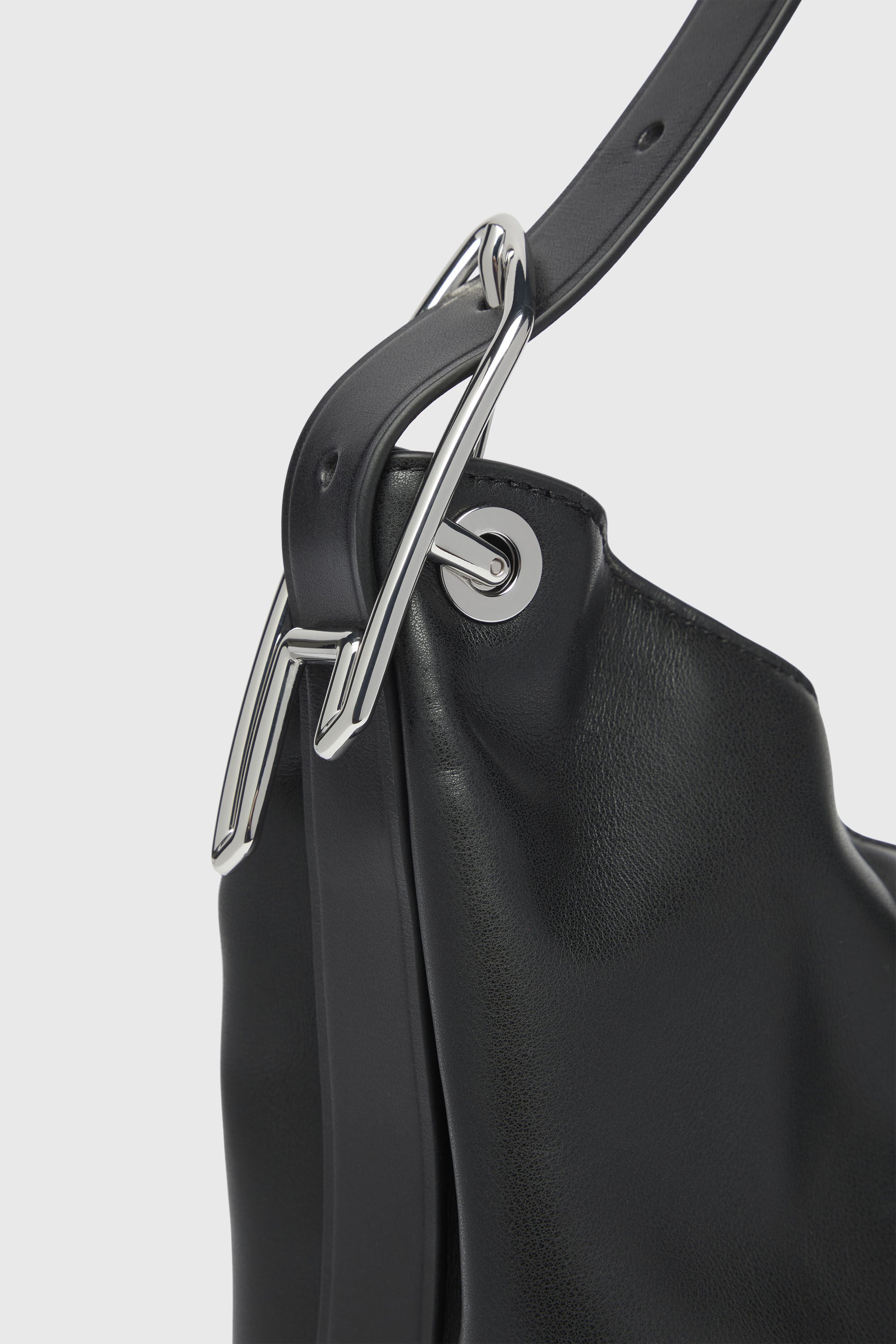 Diesel - D-LINE HOBO S, D-Line-Bolso de hombro en cuero Mujer in Negro - 4