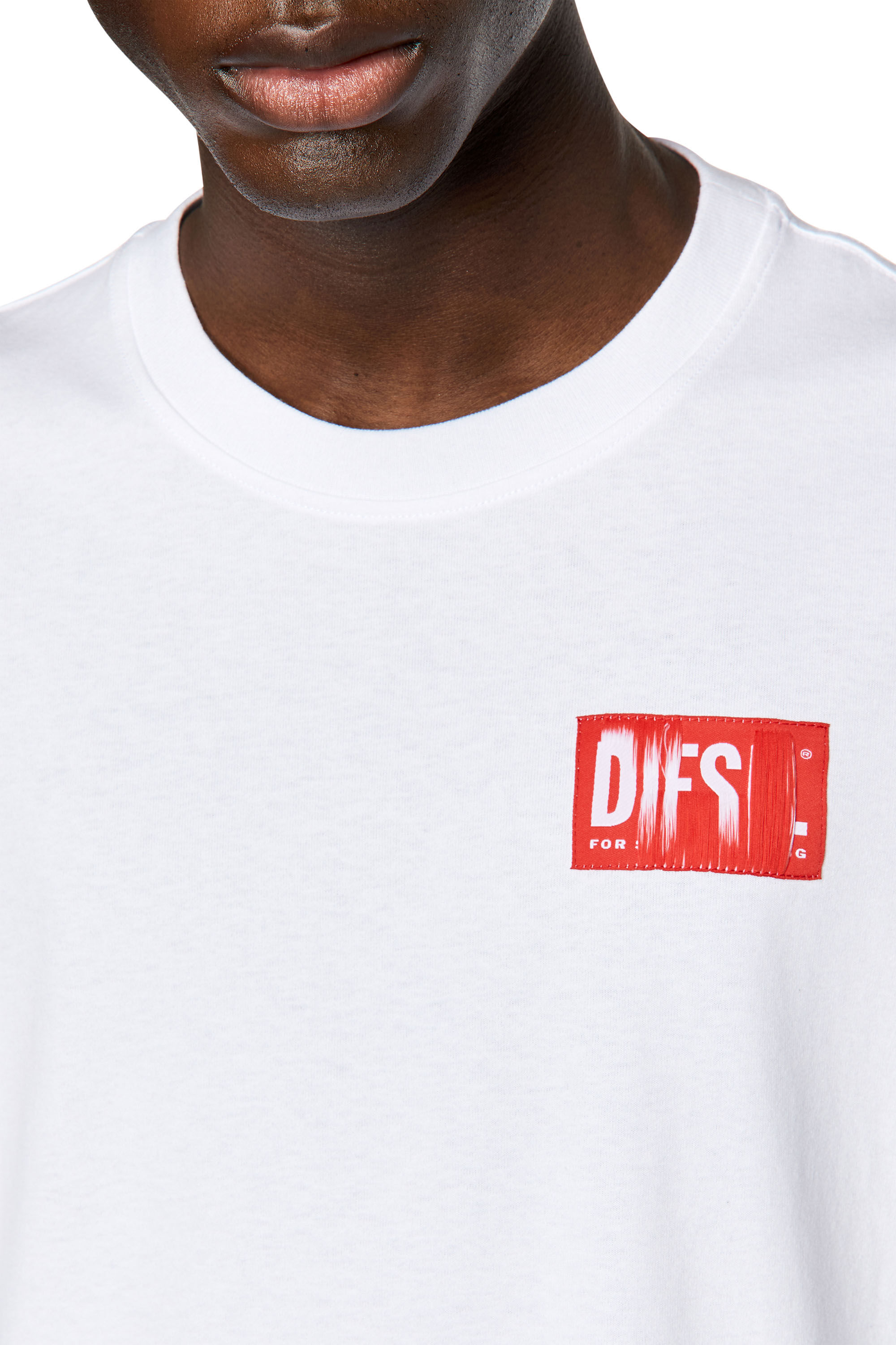 Diesel - T-NLABEL, T-shirt avec empiècement à logo effiloché Homme in Blanc - 4