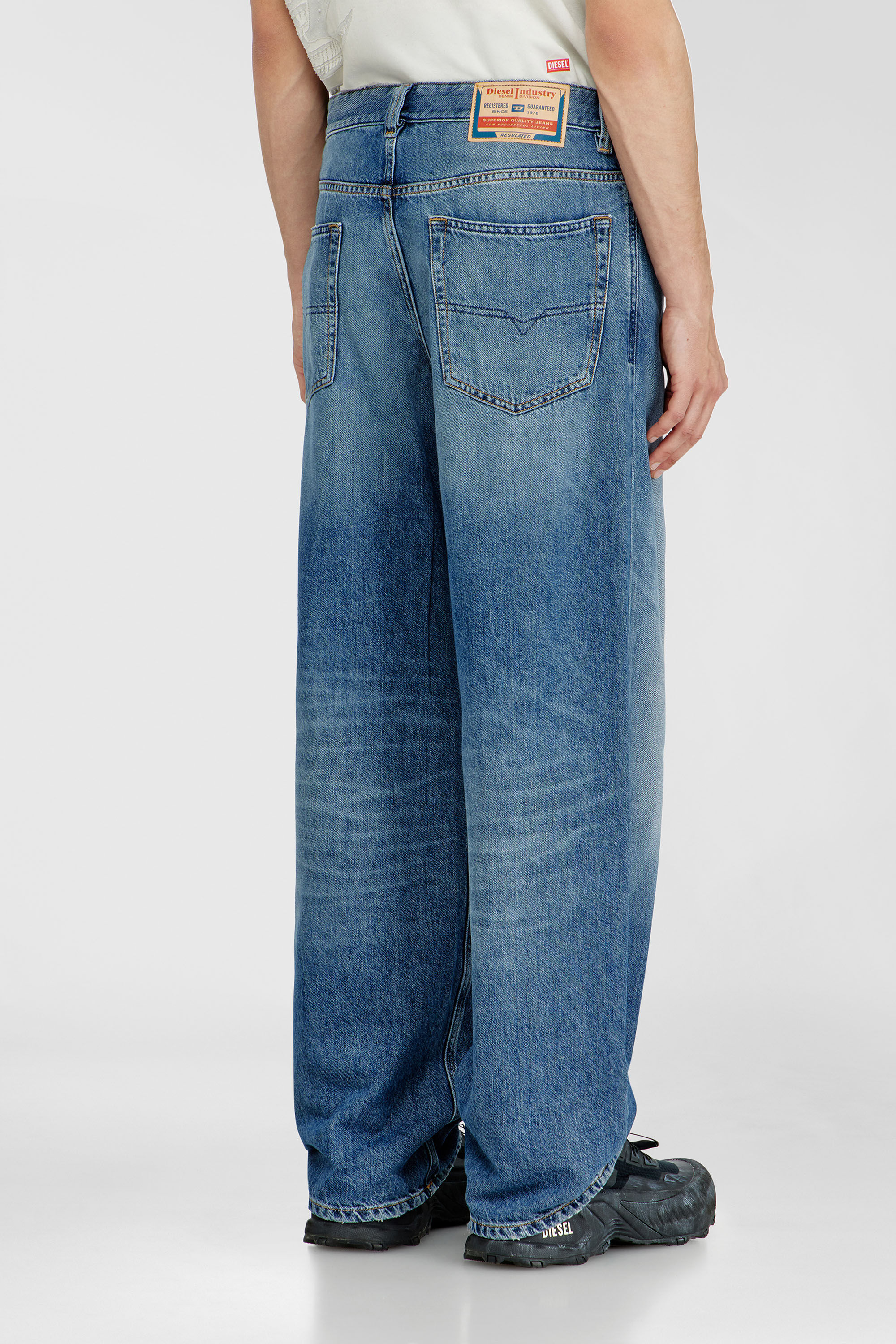 Men's Relaxed Jeans | Low Waist 2001 D-MacroMedium blue | Diesel US