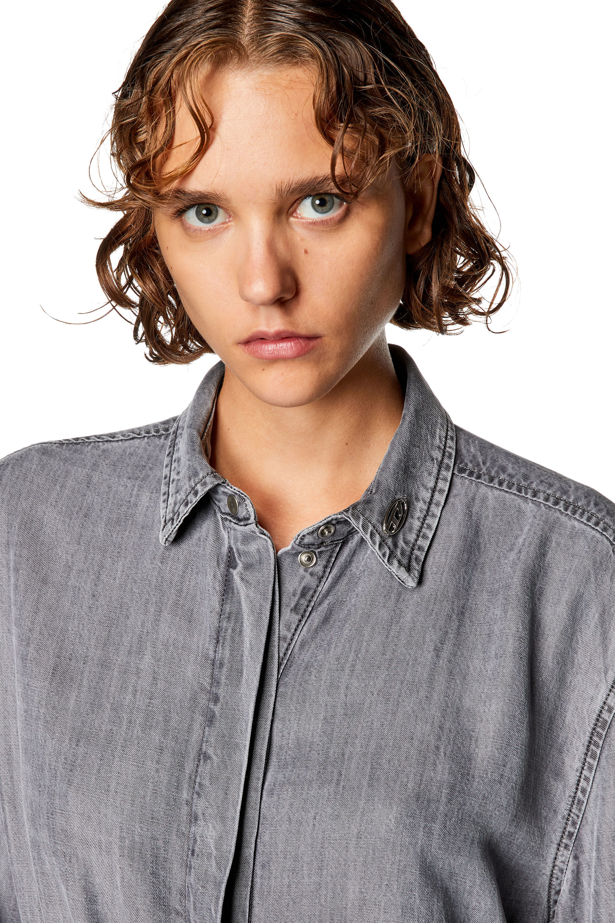 Diesel - DE-TRISS, Robe chemise en denim léger Femme in Gris - 5