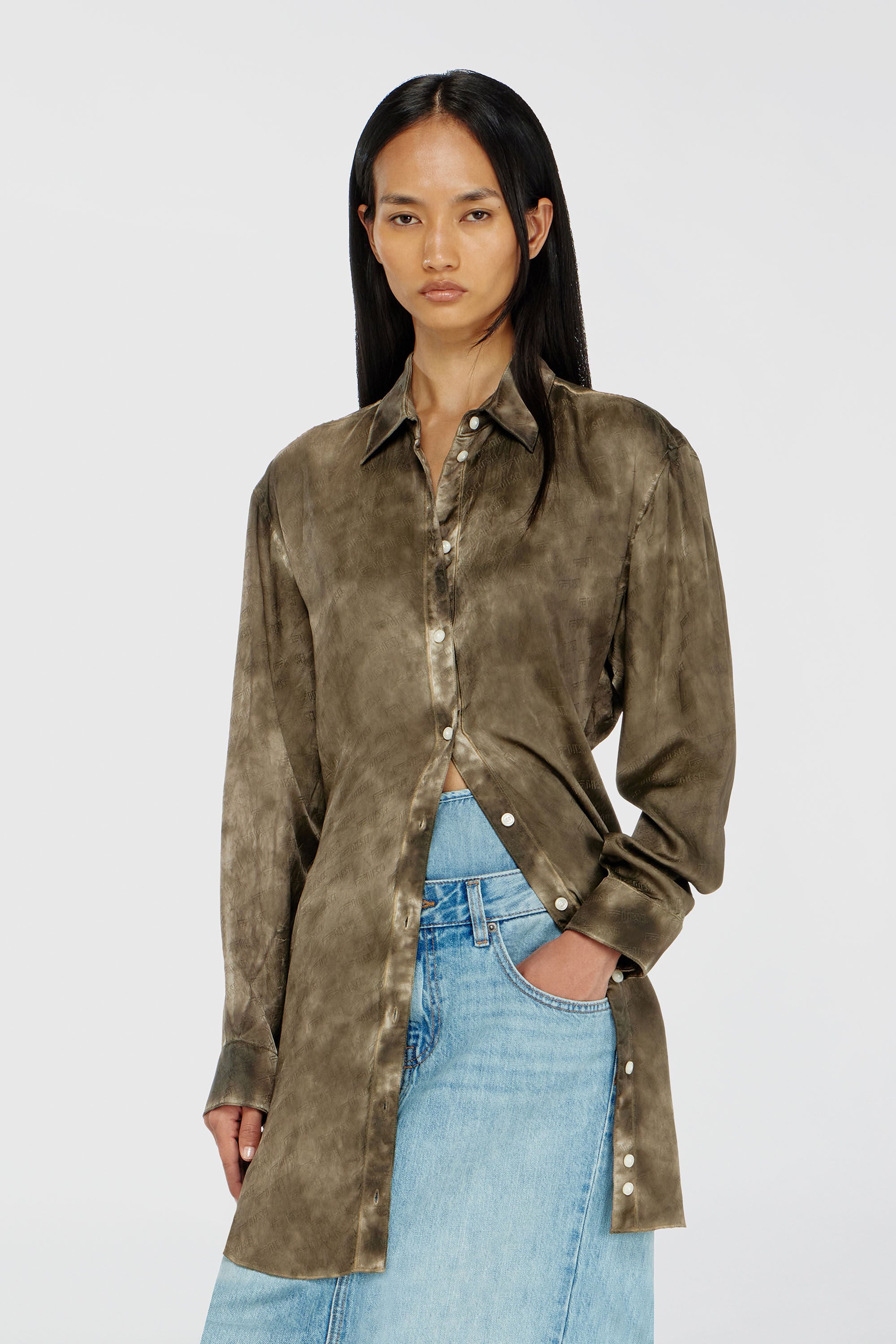 Diesel - C-LAVEL, Chemise longue en satin gaufr&eacute; logo-jacquard Femme in Vert - 3
