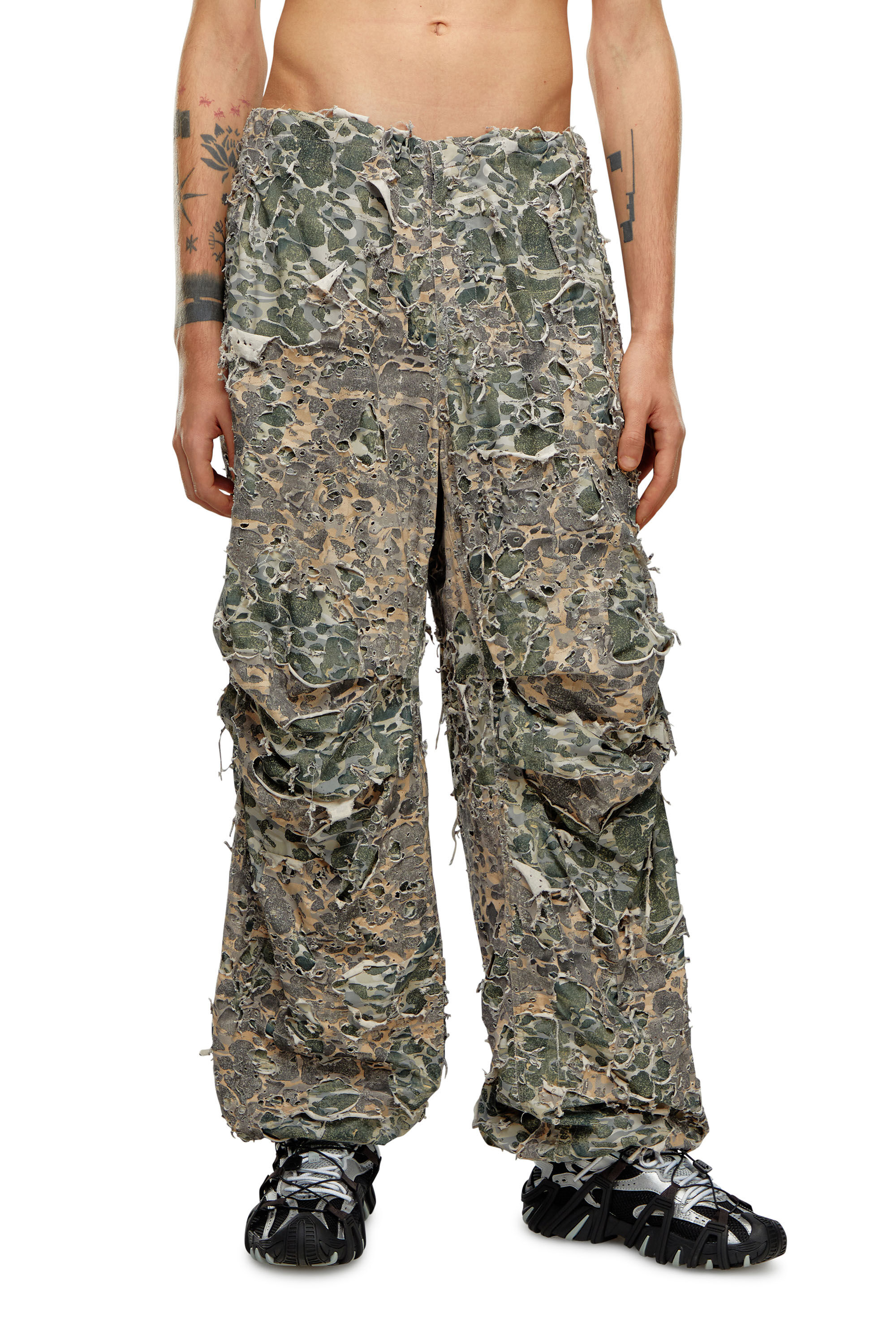 Diesel - P-HOKNEY, Pantalon camouflage avec finition destroy Homme in Polychrome - 3