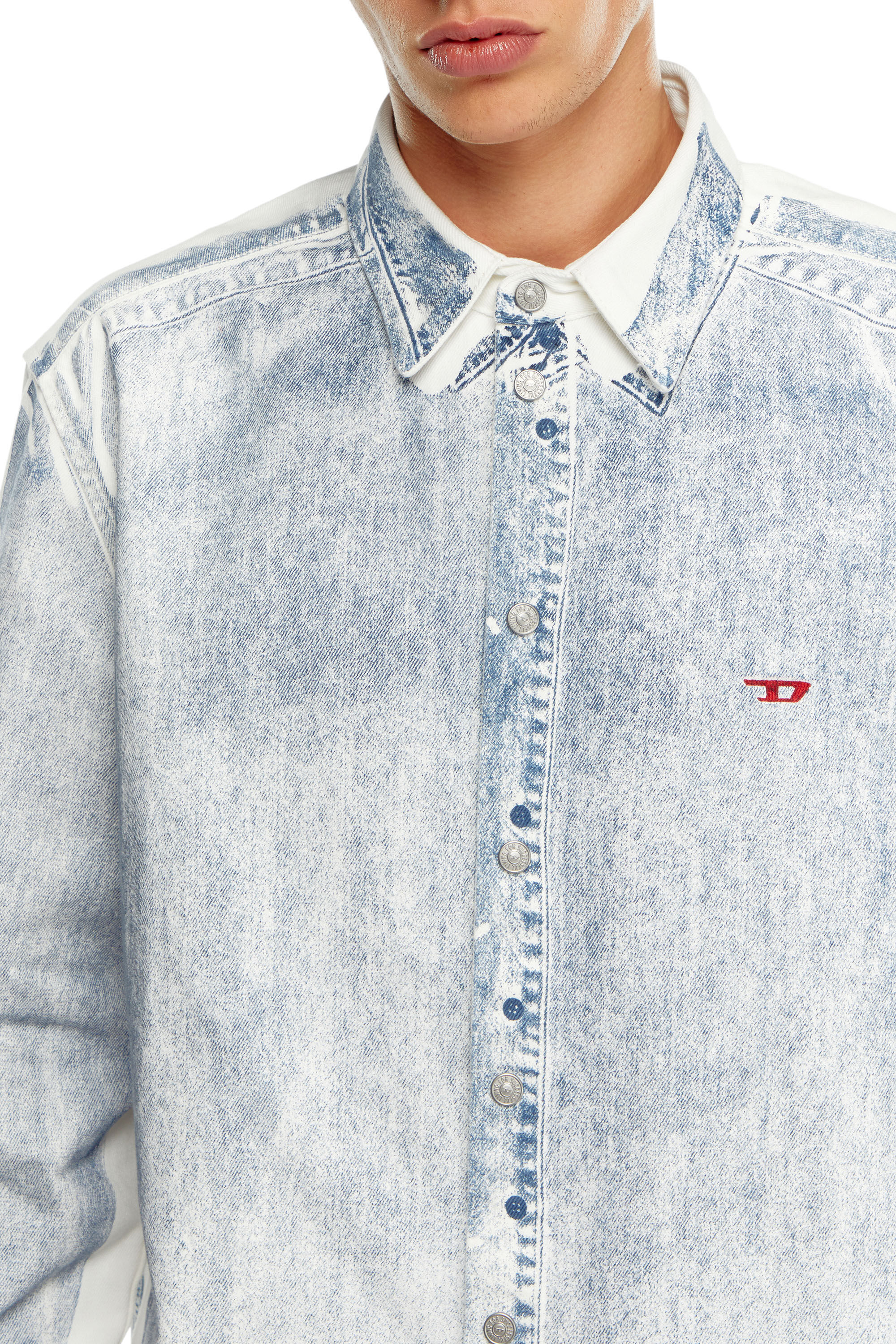 Diesel - D-SIMPLY-OVER-S, Chemise en denim avec imprimé trompe l'œil Homme in Polychrome - 4