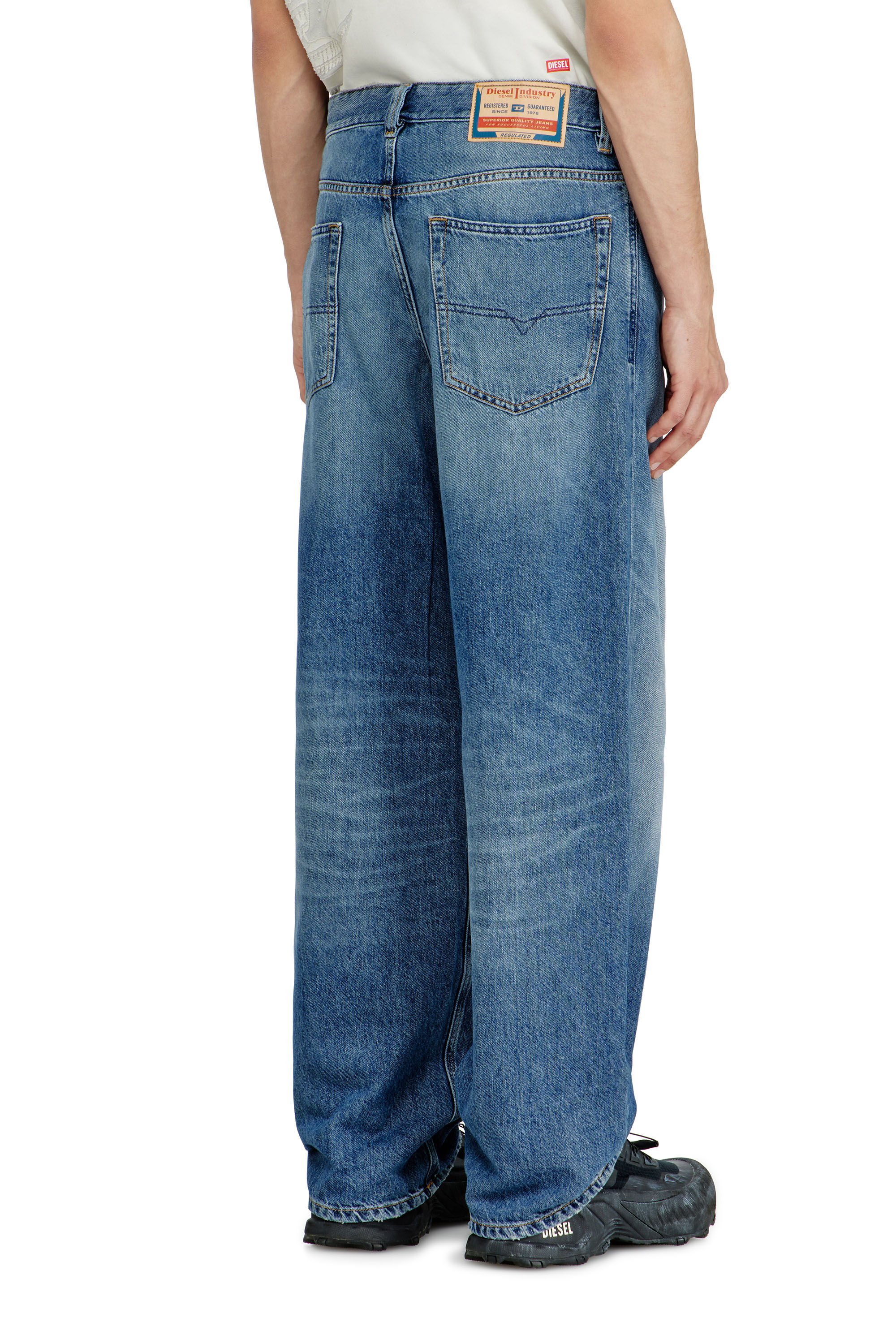 Men's Relaxed Jeans | Medium blue | Diesel 2001 D-Macro