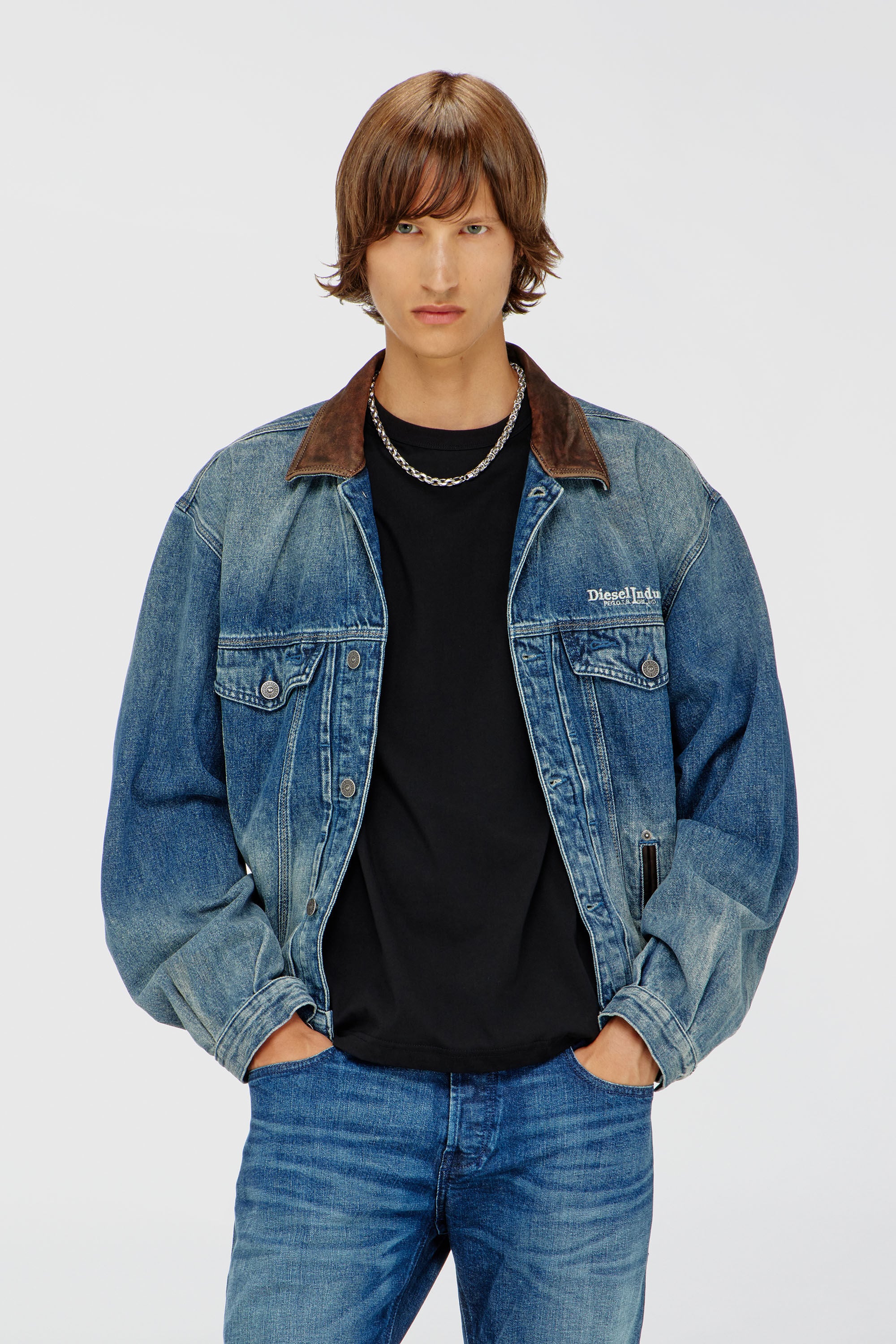 Diesel - D-DENVER-S1, Chaqueta vaquera tipo trucker con adornos de cuero en contraste Unisex in Azul marino - 3