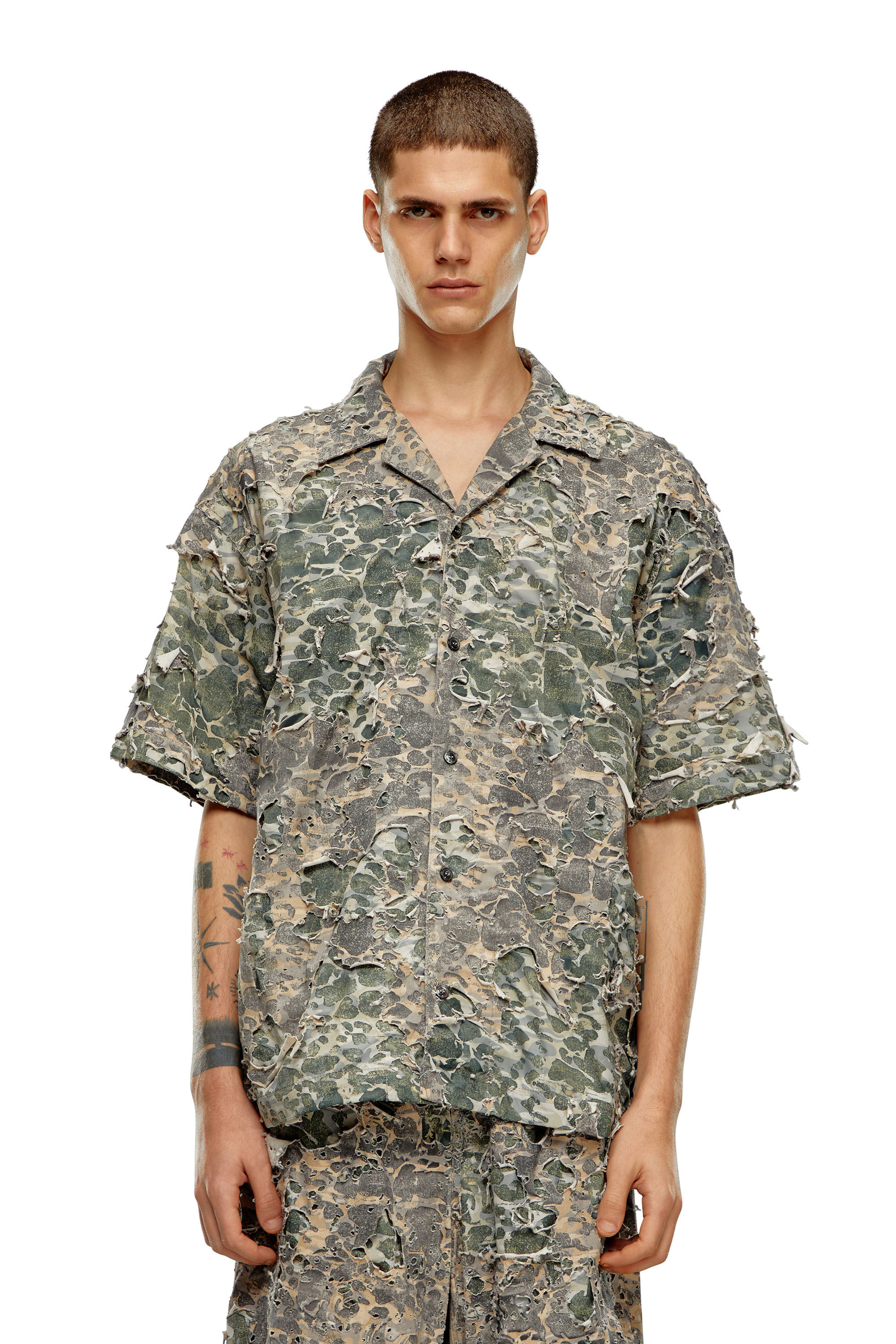 Diesel - S-HOCKNEY-CAMU, Chemise camouflage avec finition destroy Homme in Polychrome - 6
